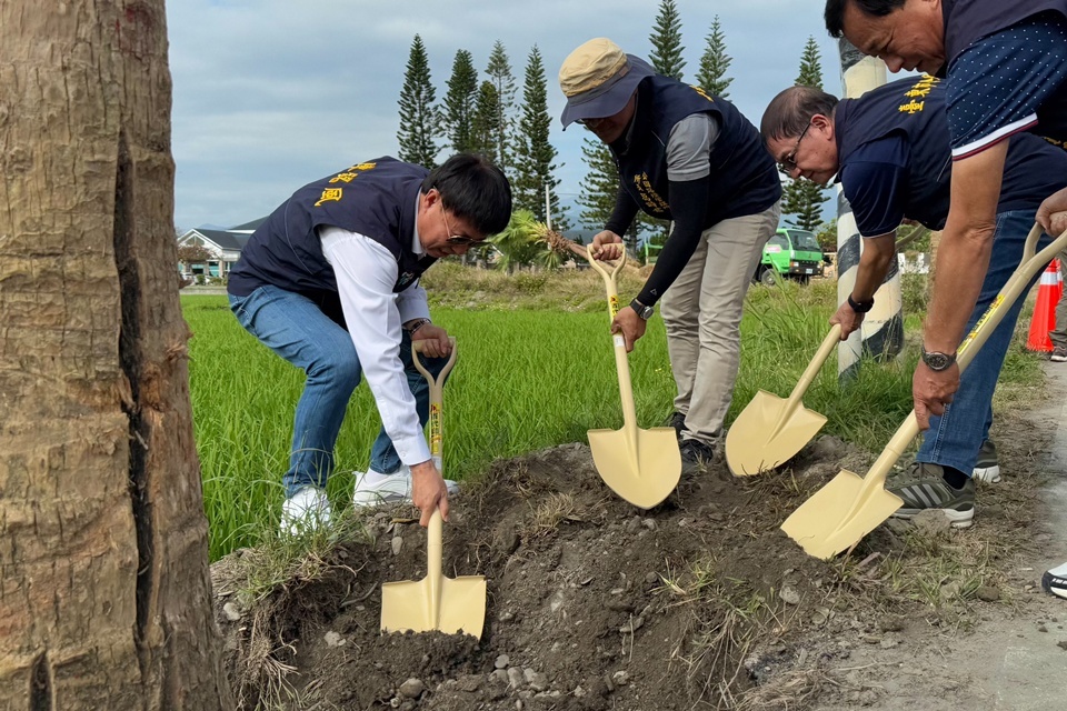 臺東市長陳銘風帶領各課室主管，在生命園區內種下10餘株蒲葵，以實際行動為環境增添綠意，營造溫馨寧靜的園區氛圍。