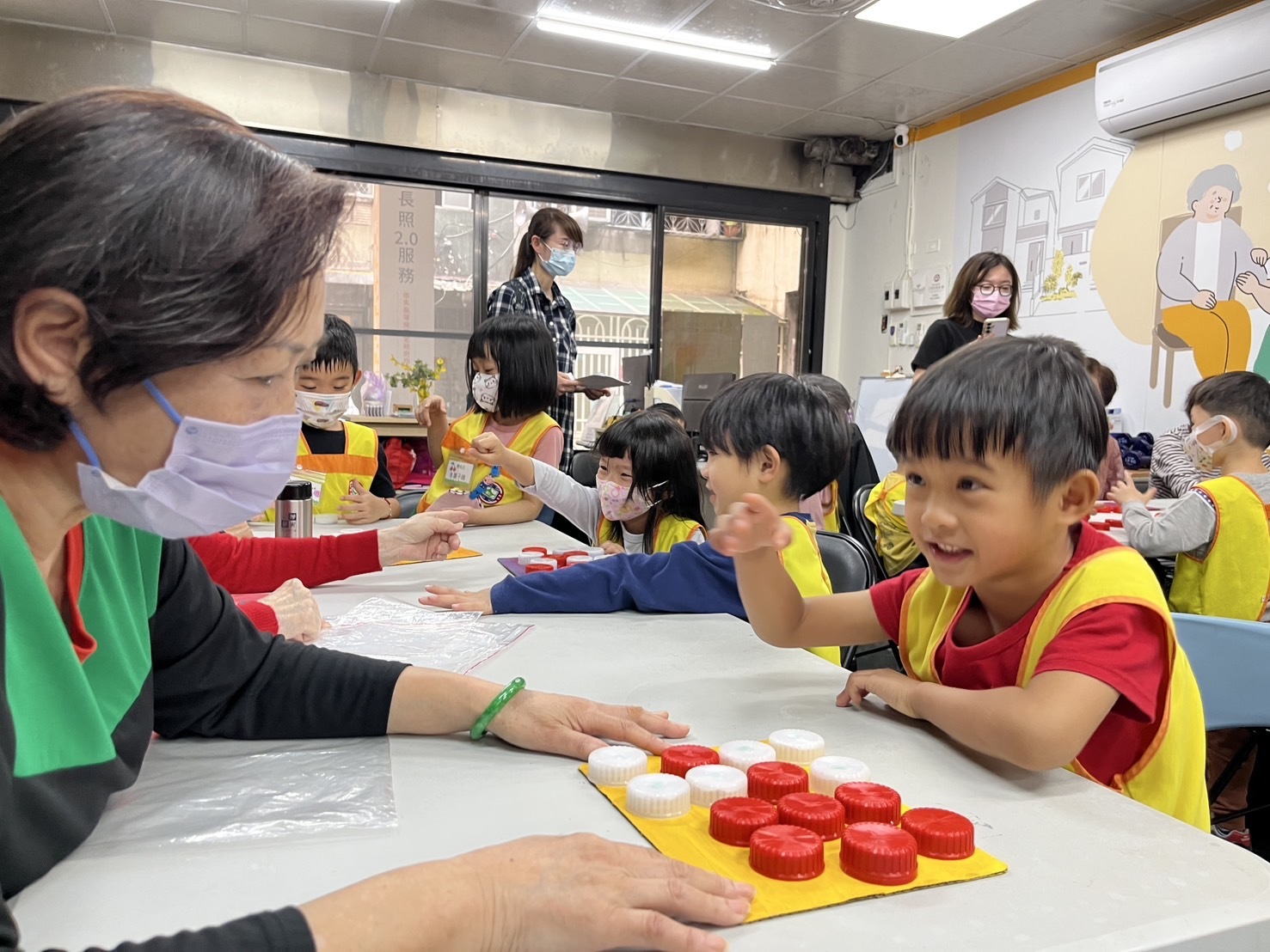 幼童們在宜家社區關懷據點與長者們一同動手製作環保桌遊