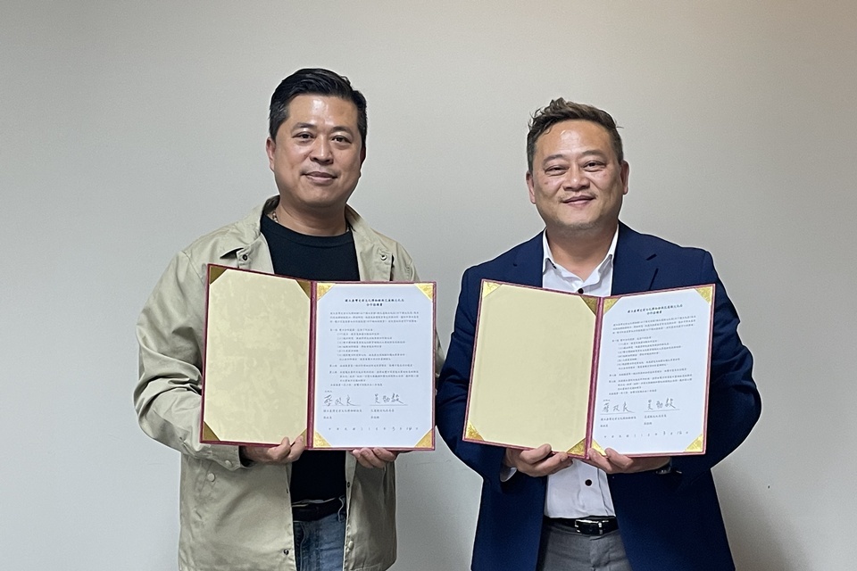 史前館館長蔡政良(右)與花蓮縣文化局局長吳勁毅(左)將共同推動臺灣考古遺址公共化，攜手推動東臺灣考古研究及文化扎根教育。