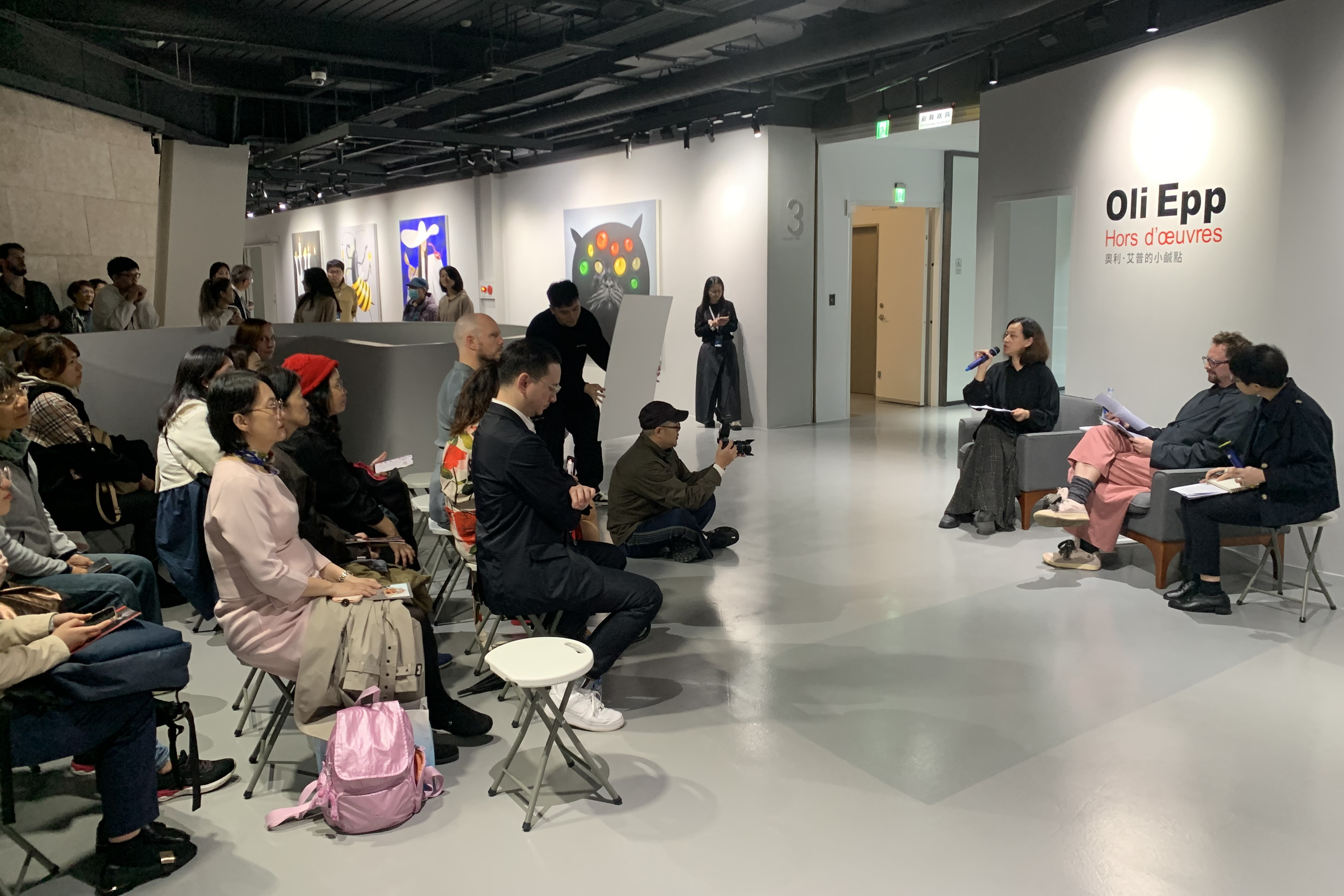 英國藝術家奧利・艾普（Oli Epp）與國立臺灣師範大學美術
學系助理教授魏竹君進行藝術家對談，吸引許多藝術愛好者共襄盛舉