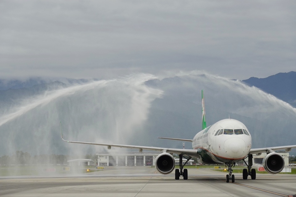 首架「東金包機」今(17)日載著173名金門旅客抵達臺東，臺東航空站在機坪以「噴水禮」歡迎訪客。