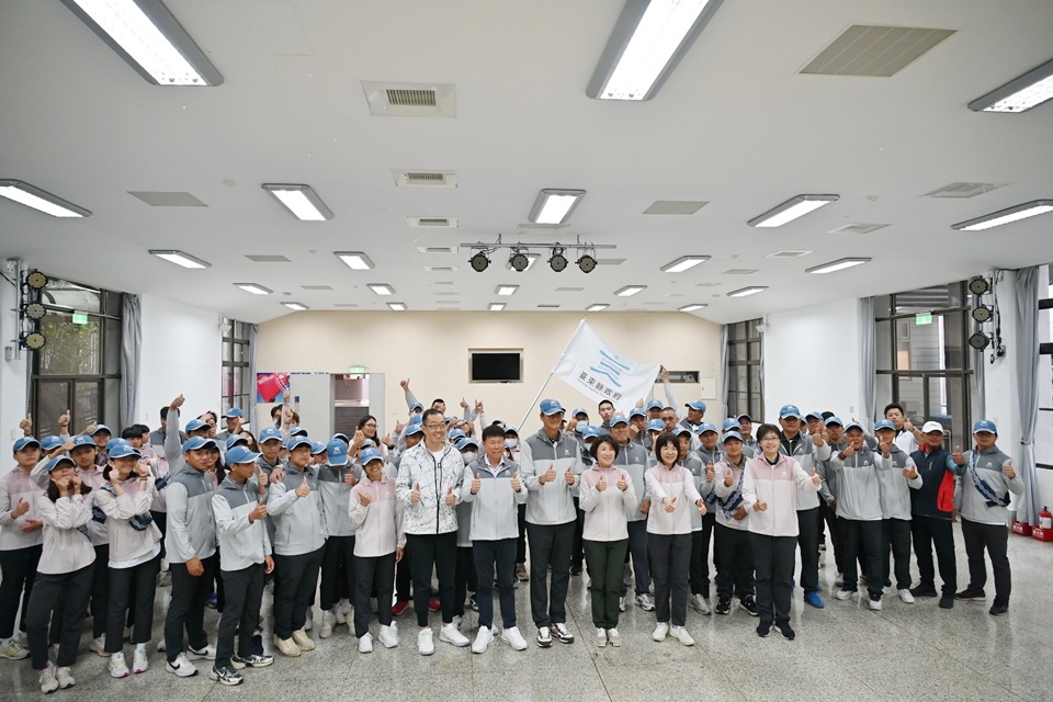 臺東縣府舉行原民運臺東代表隊授旗儀式，由縣長饒慶鈴親自授旗，勉勵選手發揮平日訓練實力。