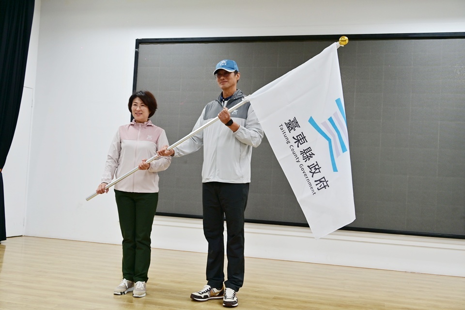 臺東縣府舉行原民運臺東代表隊授旗儀式，由縣長饒慶鈴(左)親自授旗，勉勵選手發揮平日訓練實力。