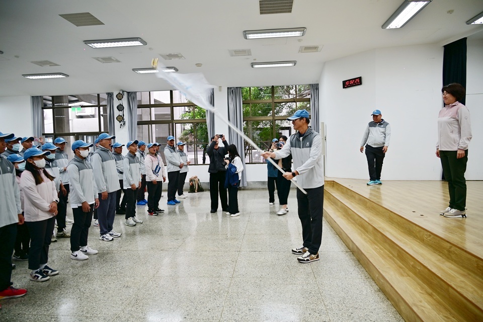 臺東縣府舉行原民運臺東代表隊授旗儀式，由縣長饒慶鈴親自授旗，勉勵選手發揮平日訓練實力。