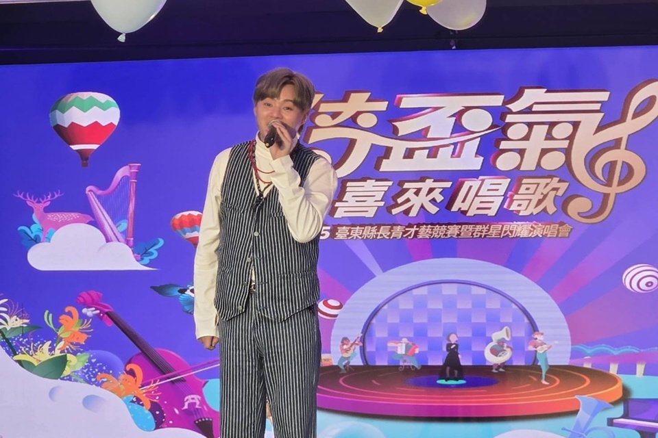 金曲歌王許富凱受臺東縣政府邀請，出席2025臺東縣樂齡長青嘉年華啟動記者會，獻唱一曲鄧麗君的《千言萬語》，瞬間將長輩們帶回泛黃的青春歲月。