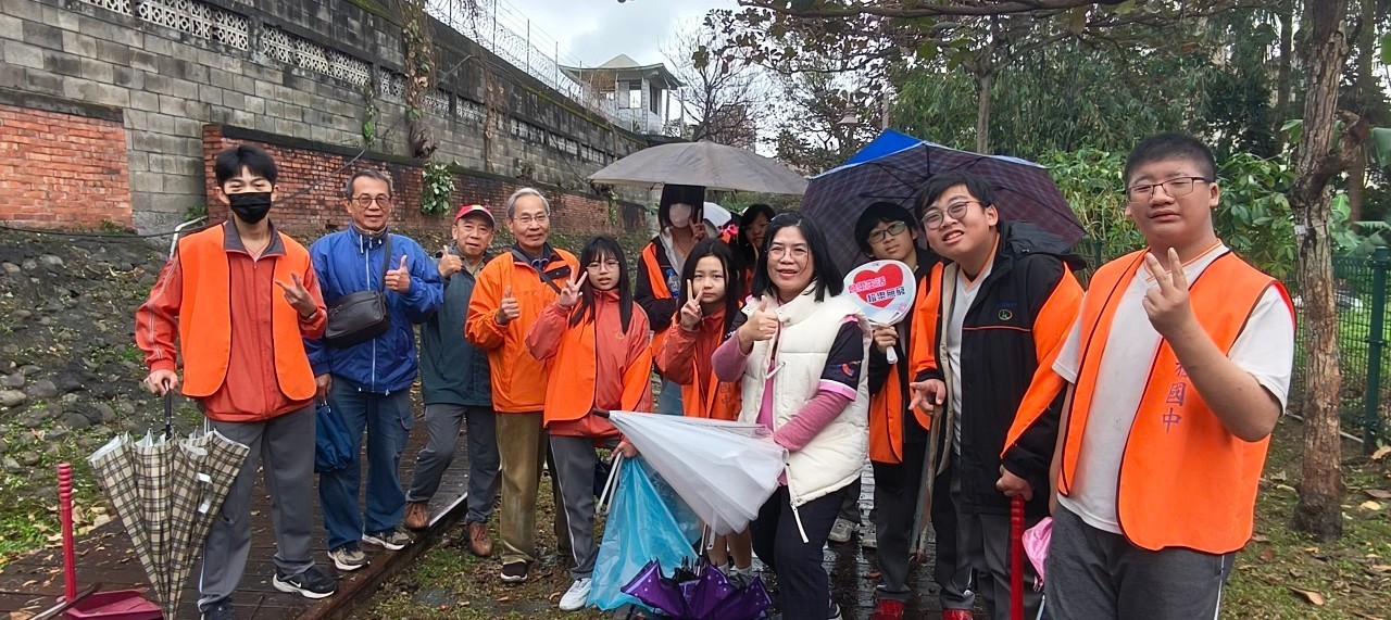 會稽國中國家清潔周活動，師生一起打掃社區。(李文義校長提供)