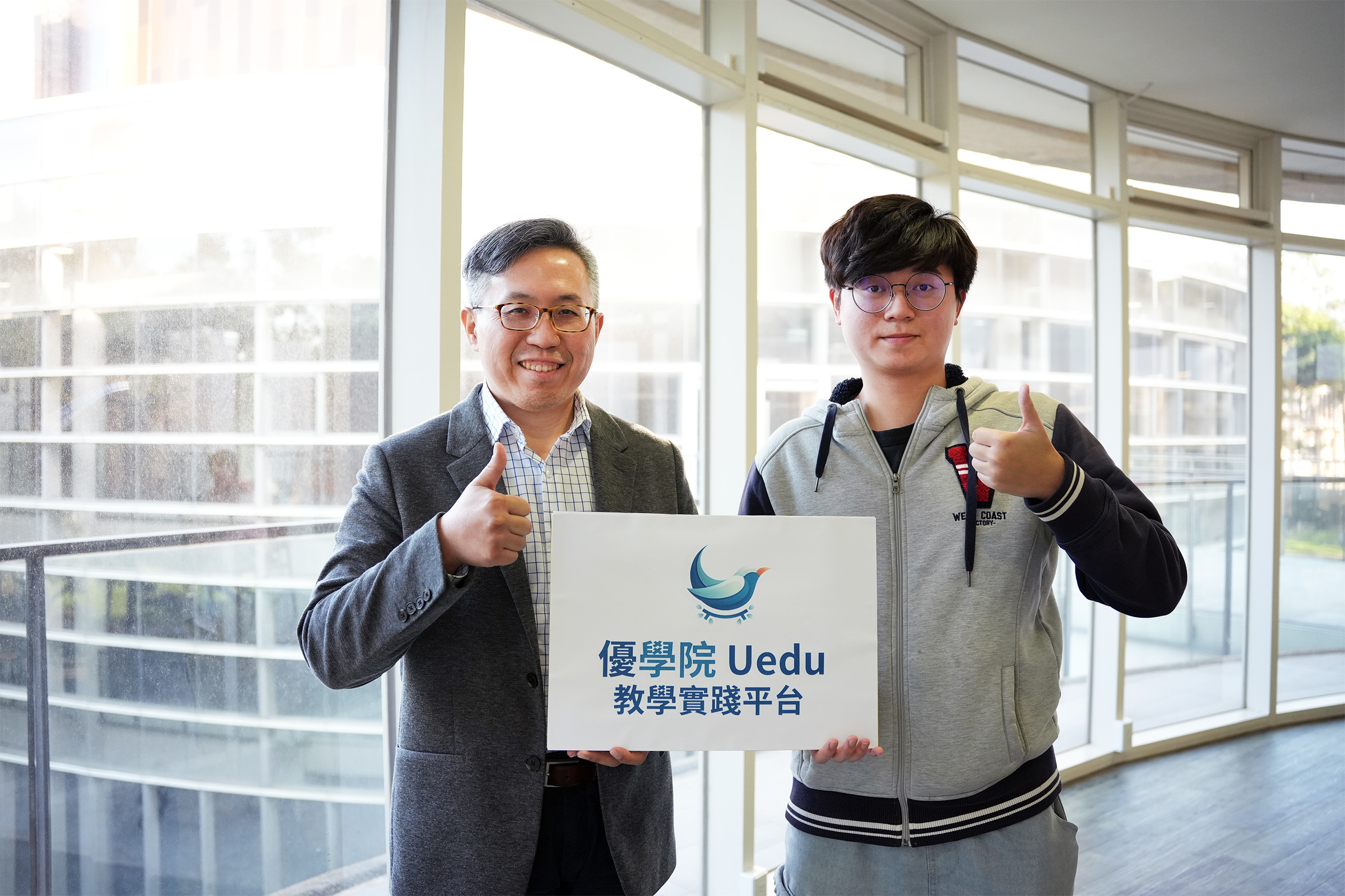 中央大學陳昱翔同學（右）善用「優學院」Uedu平台，並在「優學院」開發者張家凱助理教授（左）的指導下，有令人驚艷的成果表現！(中央大學提供)