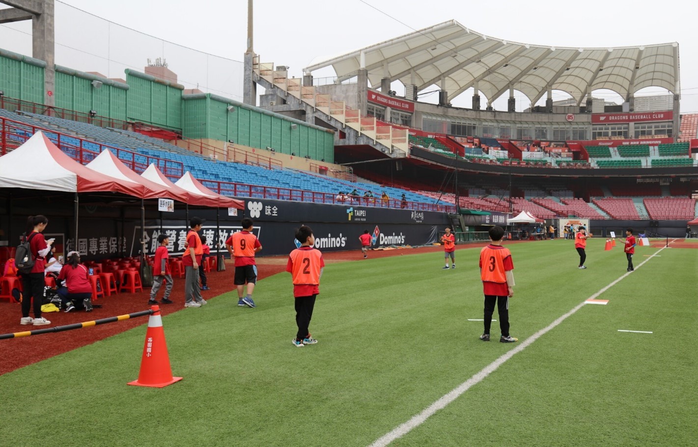 小選手體驗在天母棒球場上比賽和練習