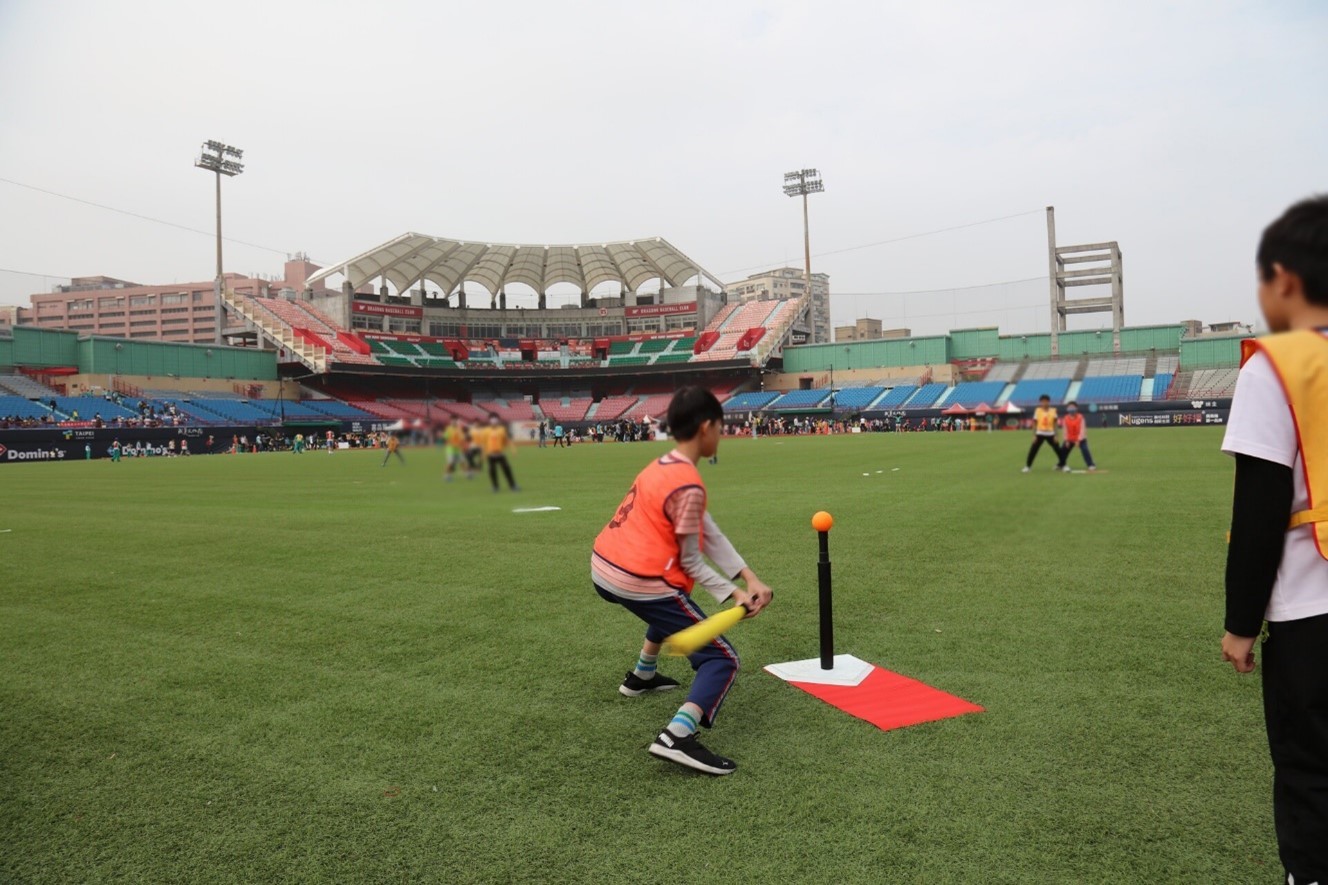 場上小球員奮力揮棒、奔跑，充分展現運動的樂趣與意義