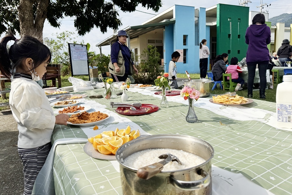 臺東縣新園國小附設幼兒園親師座談會別出心裁，邀請家長及部落文化健康站長輩們，走進校園共進早餐，凝聚情感。