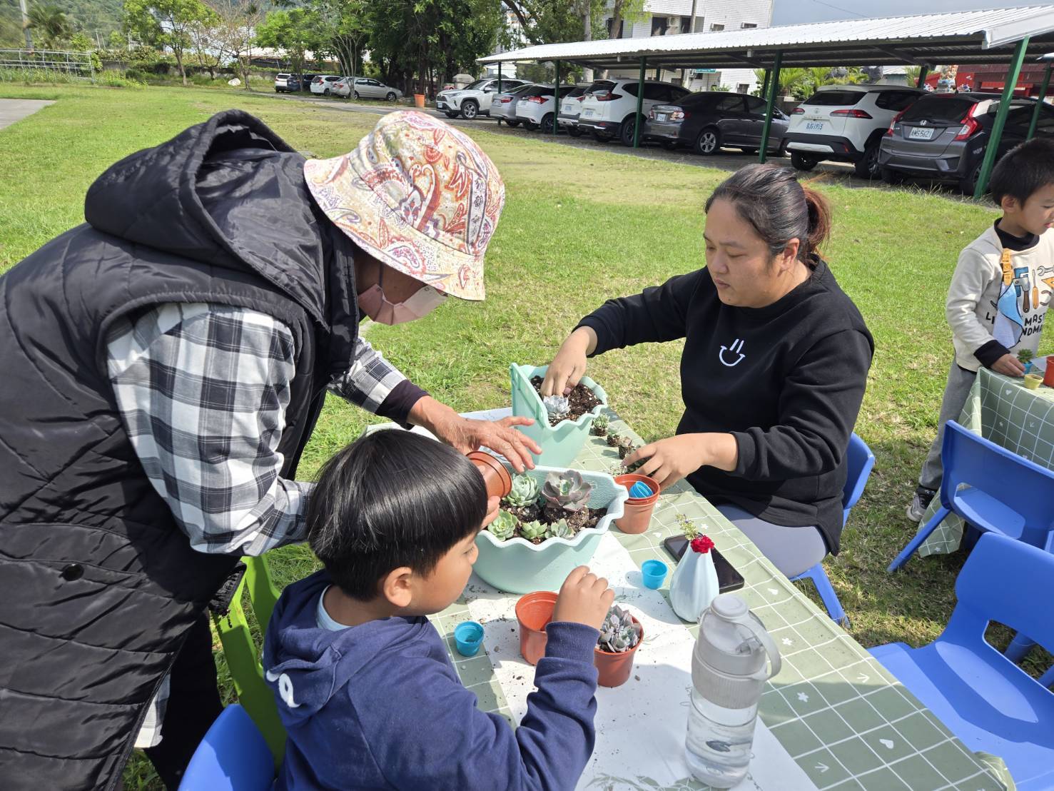 親師生在劉玉文園主任帶領下，共同栽種多肉植物，祖孫、親子共學共玩，營造愛的互動。