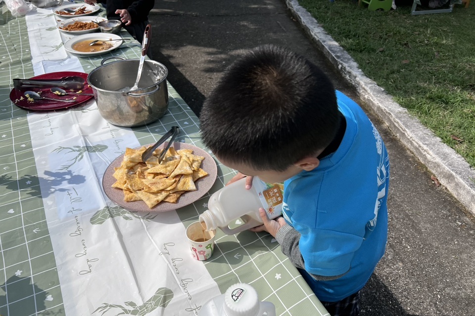 臺東縣新園國小附設幼兒園親師座談會別出心裁，邀請家長及部落文化健康站長輩們，走進校園共進早餐，凝聚情感。