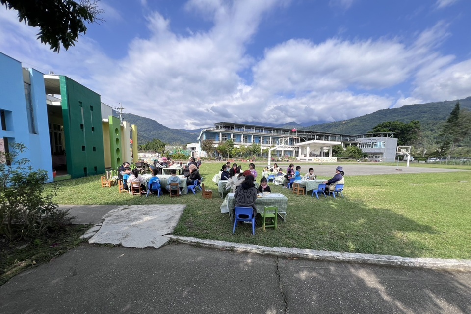 臺東縣新園國小附設幼兒園親師座談會別出心裁，邀請家長及部落文化健康站長輩們，走進校園共進早餐，凝聚情感。