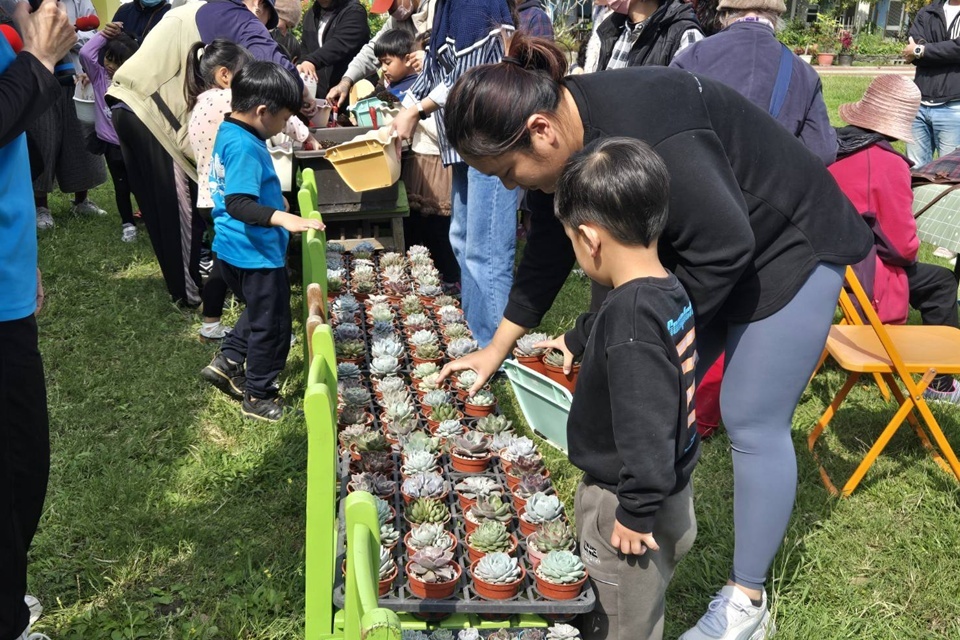 親師生在劉玉文園主任帶領下，共同栽種多肉植物，祖孫、親子共學共玩，營造愛的互動。