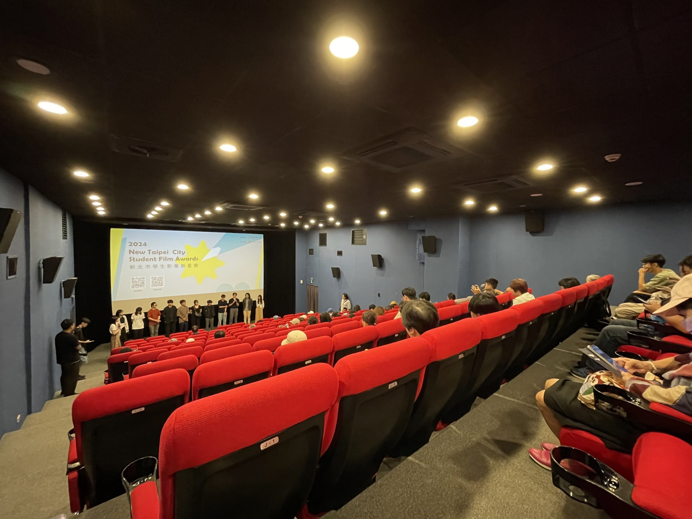 新北市影像新星獎不僅深耕各年齡層學子的影視藝術涵養，也致力讓新銳導演的優秀作品被看見。圖為2024年【新星影展】於府中15放映入圍影片現場