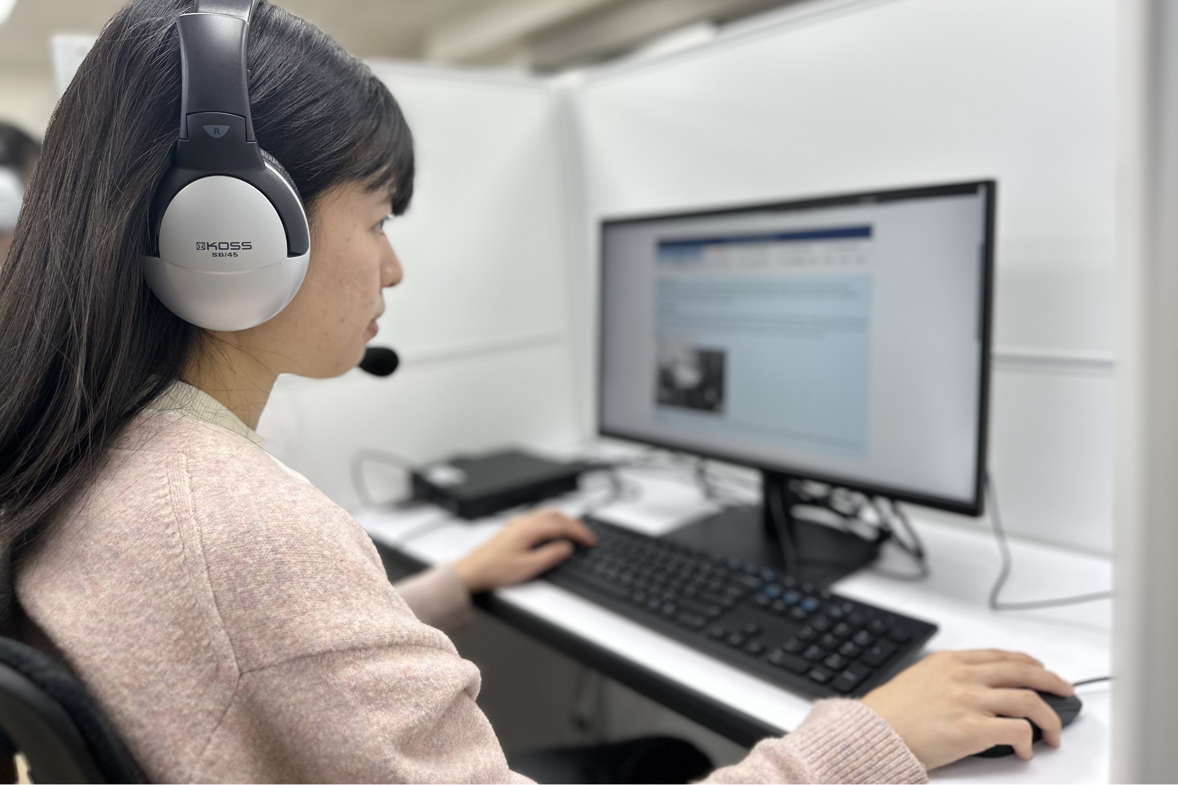 參加TOEIC測驗的考生，可透過電腦或iPad執行TOEIC官方線上模擬測驗。（圖／忠欣公司提供）