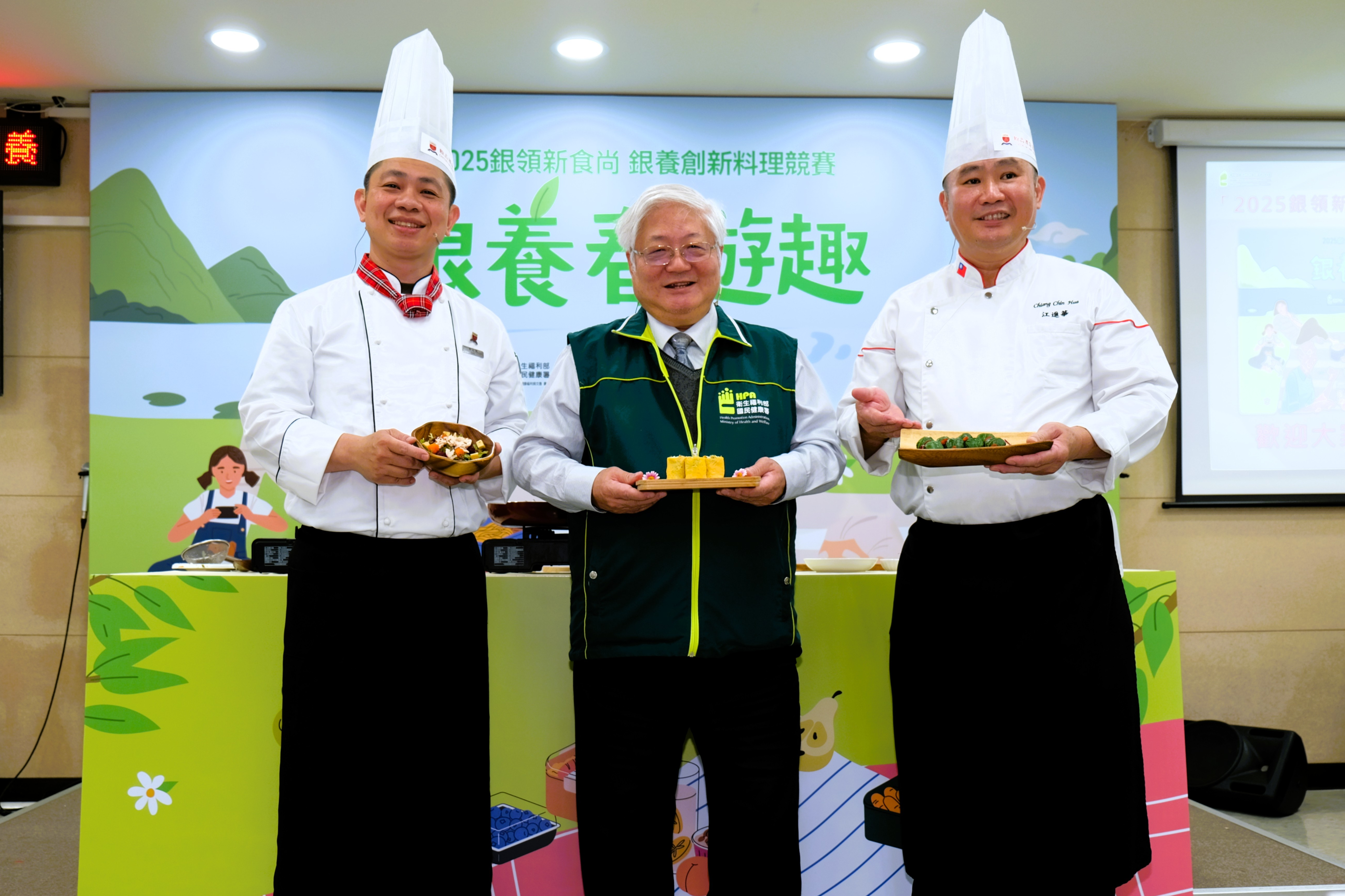 國健署舉辦銀養料理競賽，鼓勵參賽者設計適合長輩的菜單，圖為啟動記者會上，國建署署長吳昭軍(中)與兩位是反主廚合影。(國健署提供)