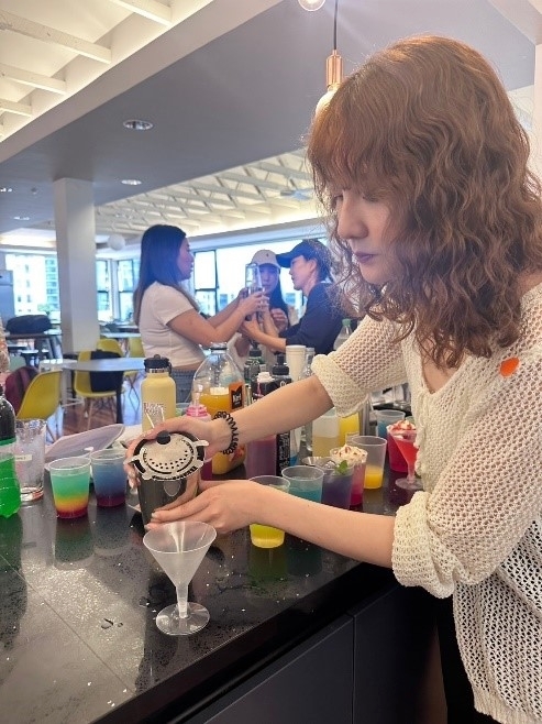 龍華學子於海外實習參與酒店管理課程，學習到多項專業技能（龍華科大提供）