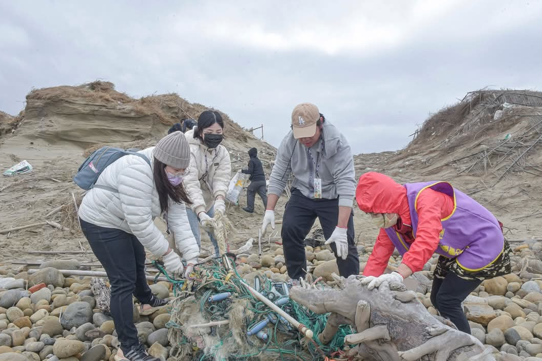 苑裡DOC號召志工進行海岸環境勞作
