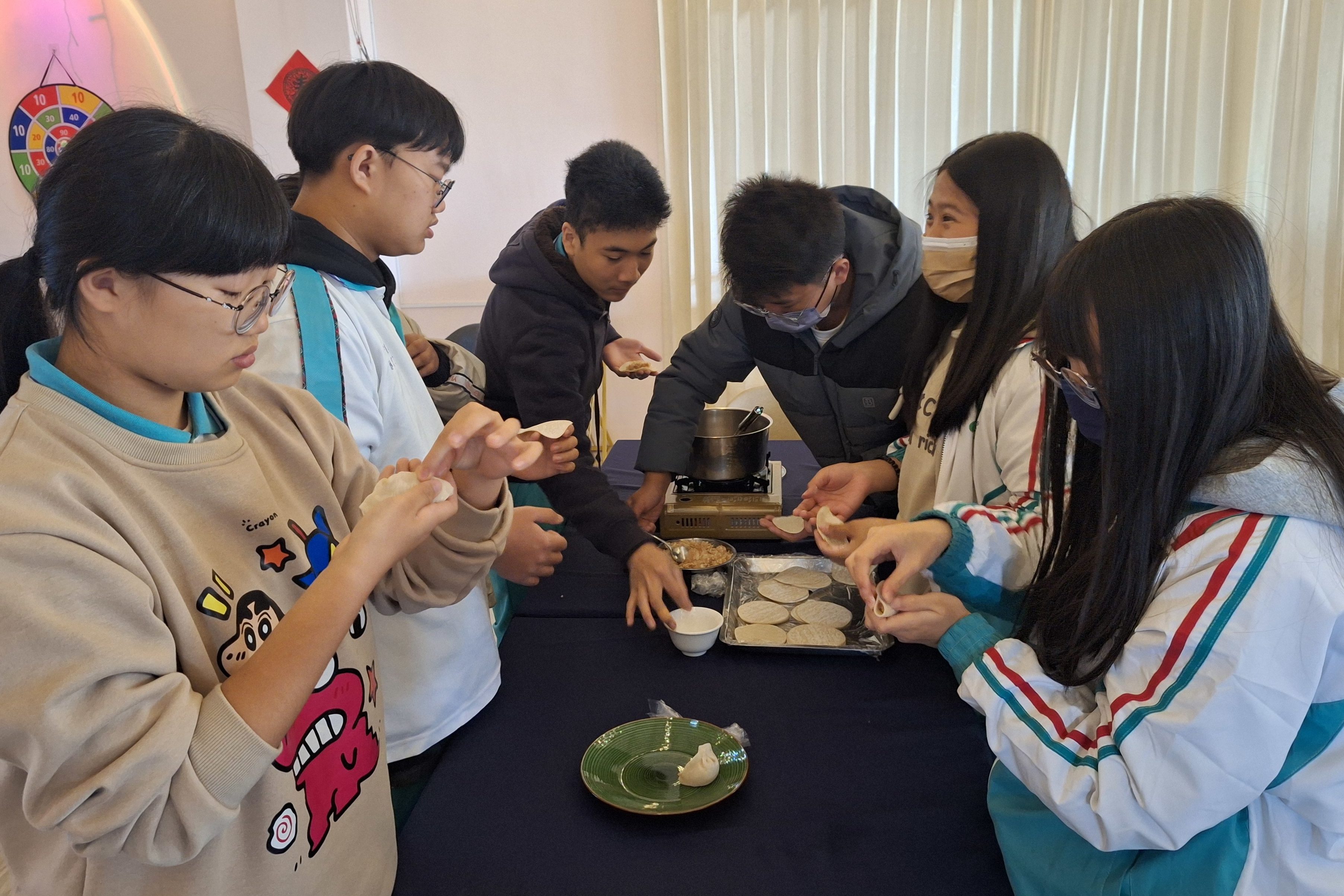 學生包水餃時兼顧英語溝通