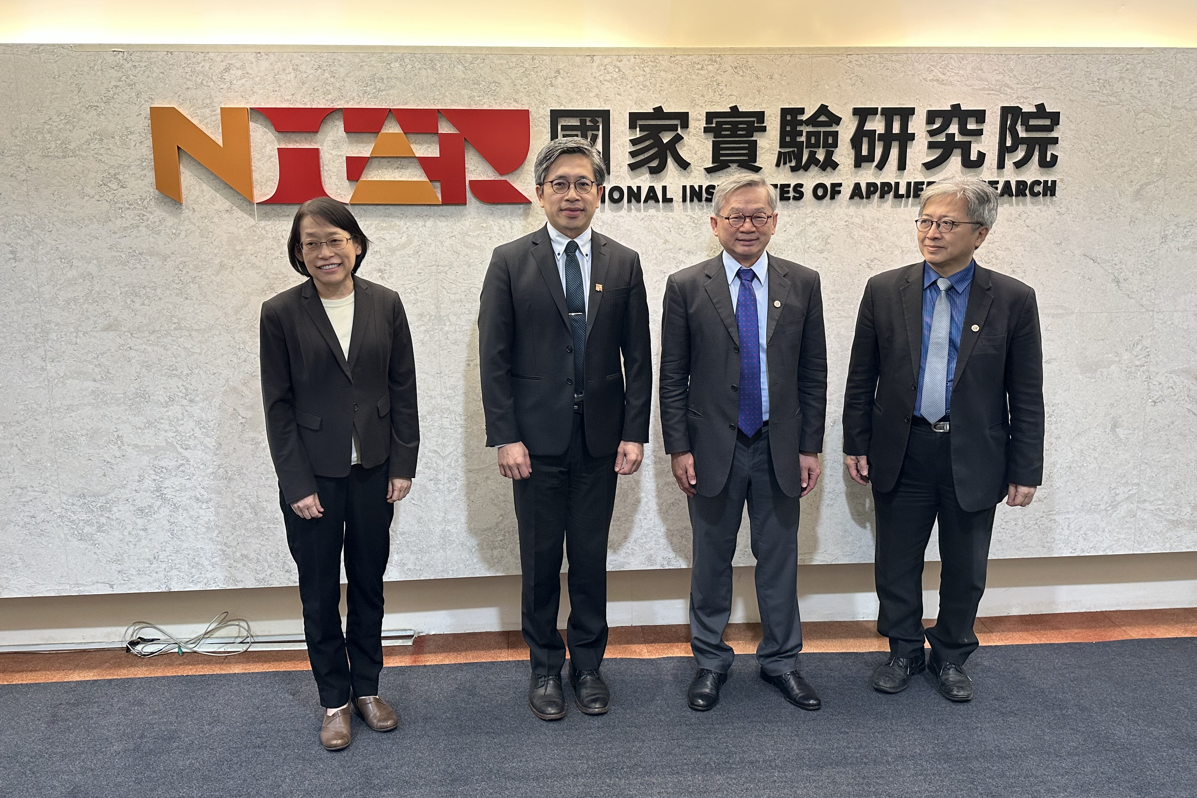 貴賓合影，(左起)國研院董事暨中研院副院長周美吟、國研院院長蔡宏營、國研院董事長暨國科會主委吳誠文、國研院董事暨臺大電機系教授蔡志宏