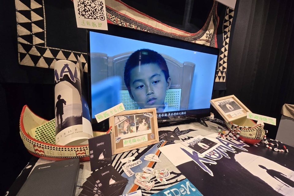 臺東大學數媒系學生陳枻安、謝崇硯、黃群皓拍攝微電影《Komalat》，取材真人真事，深入探討蘭嶼過動症兒童的成長歷程，真摯影像感動許多觀眾。