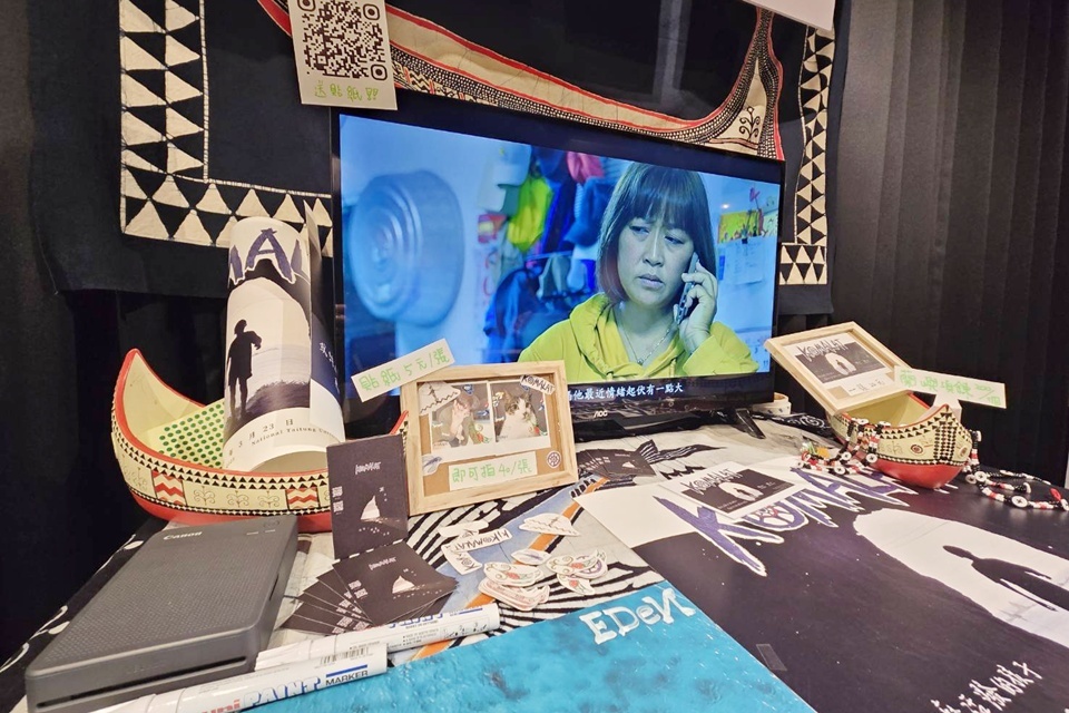 臺東大學數媒系學生陳枻安、謝崇硯、黃群皓拍攝微電影《Komalat》，取材真人真事，深入探討蘭嶼過動症兒童的成長歷程，真摯影像感動許多觀眾。