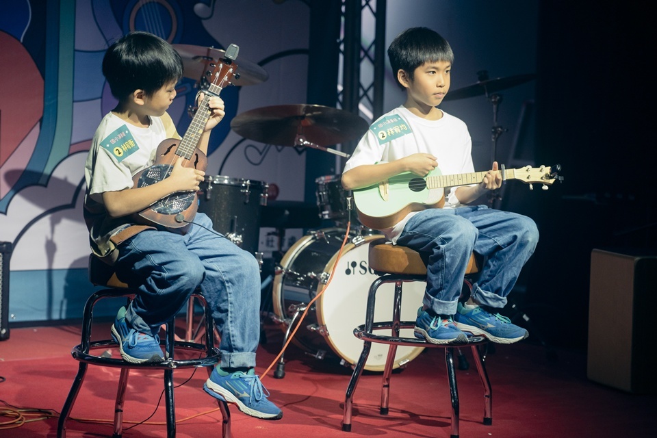 第二屆東弦盃青少年音樂大賽由東海國小林宥均、林宥衡獲得國小演奏組與彈唱組雙冠軍。