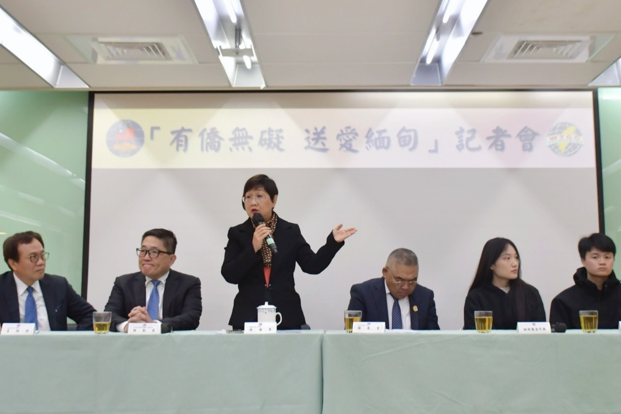 僑務委員會委員長徐佳青攜手臺商召開記者會，說明三二八緬甸強震賑災事宜（左起：緬甸臺商王明祥、世界臺灣商會聯合總會副會長林凱民、徐佳青、緬甸臺商總會會長楊友全、緬甸僑生楊同學、徐同學）