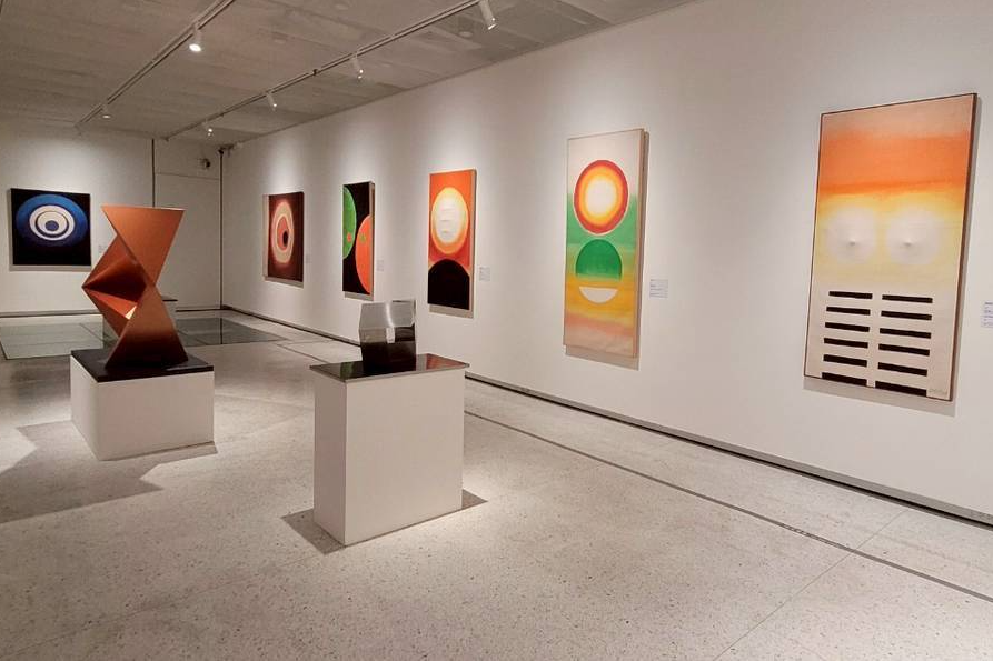 史博館「穿越世代－李再鈐個展」介紹臺灣現代雕塑先鋒李再鈐運用多種媒材表達對社會現象關懷之作品。(史博館提供)