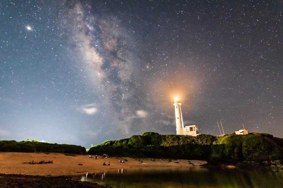 綠島幾乎沒有光害，夜晚仰望星空，整條銀河清晰可見，彷彿觸手可及。(東管處提供)