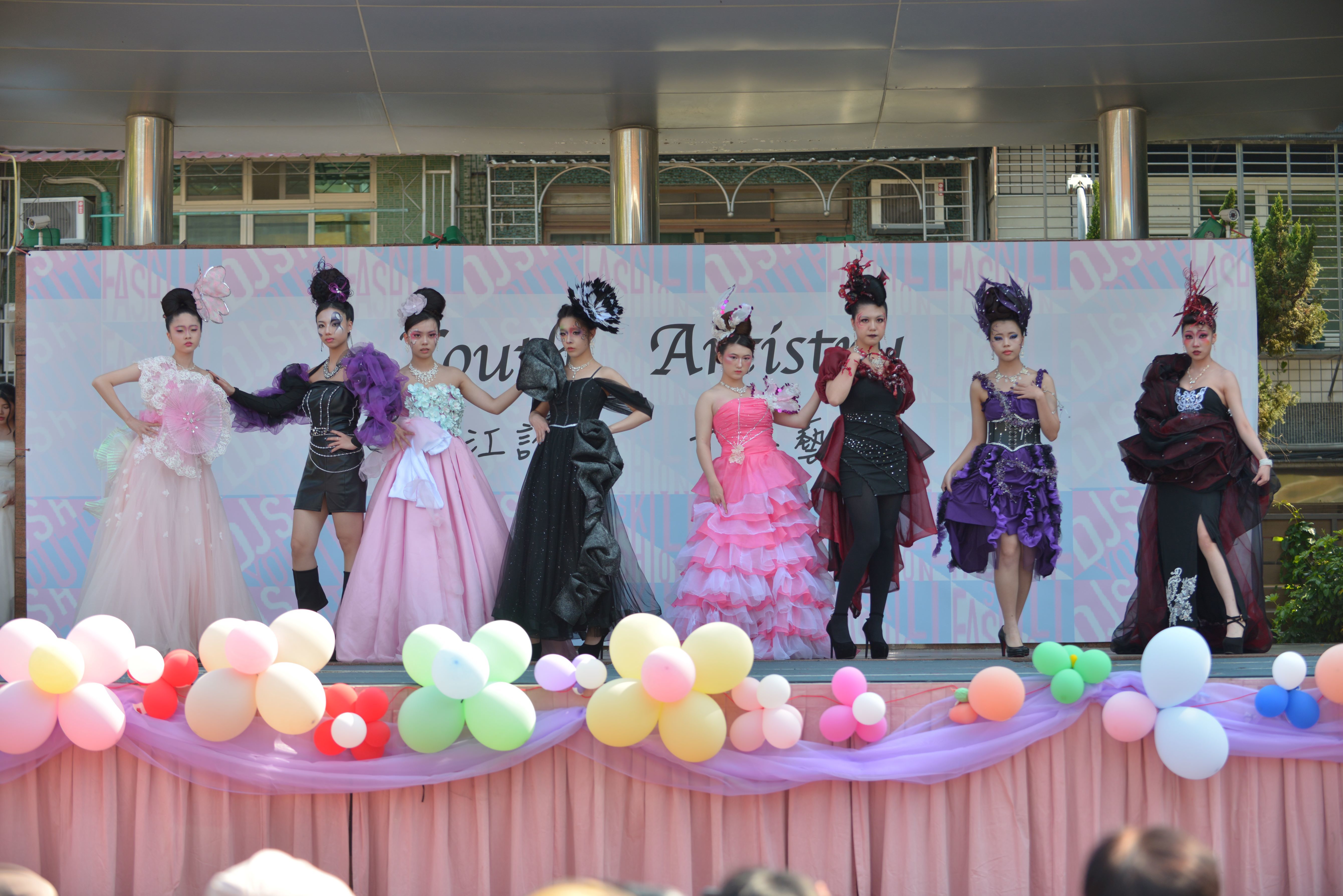 時尚設計科則是演出「時」代造型走秀，呈現三種不同風格