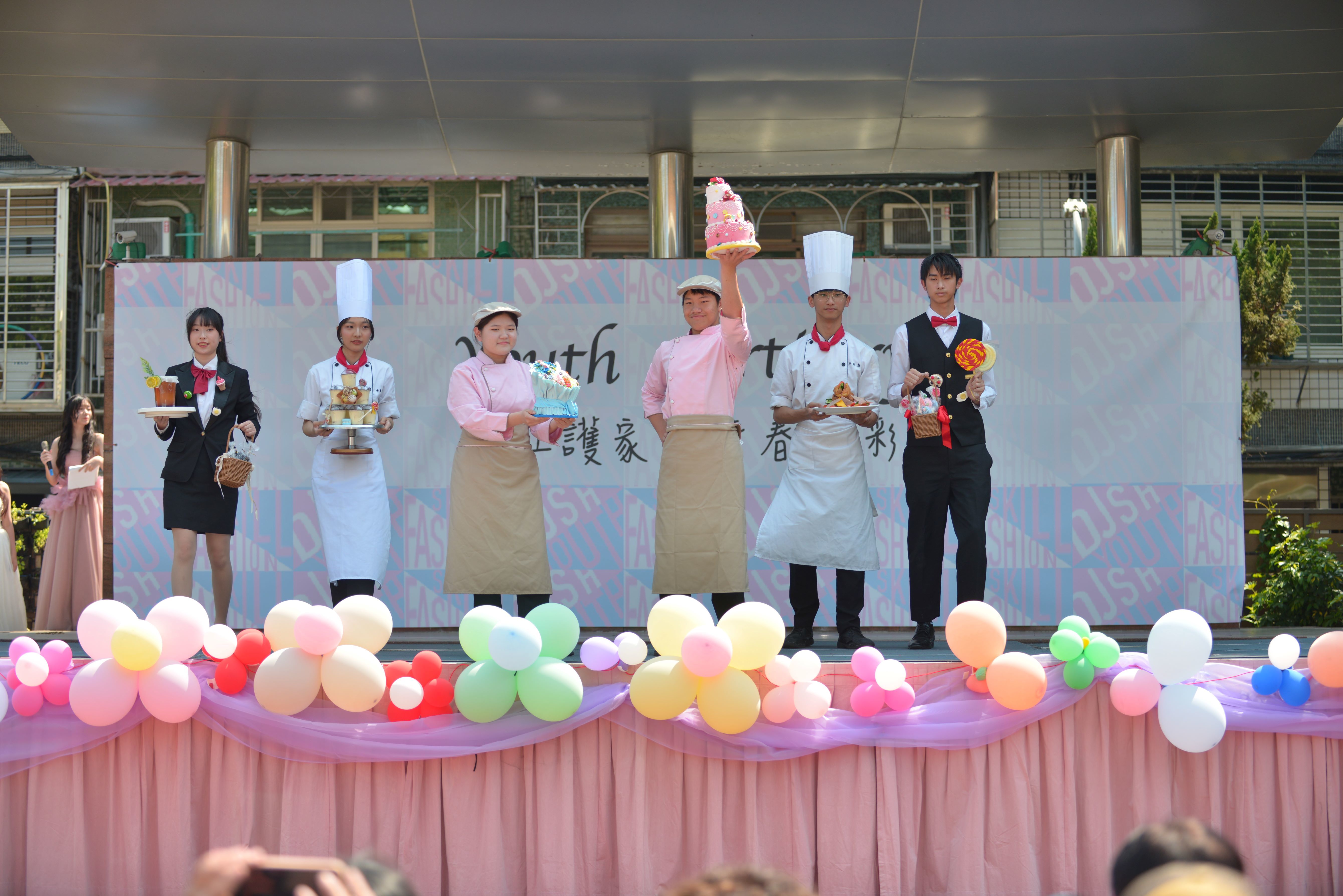 餐飲科手持作品餐服走秀