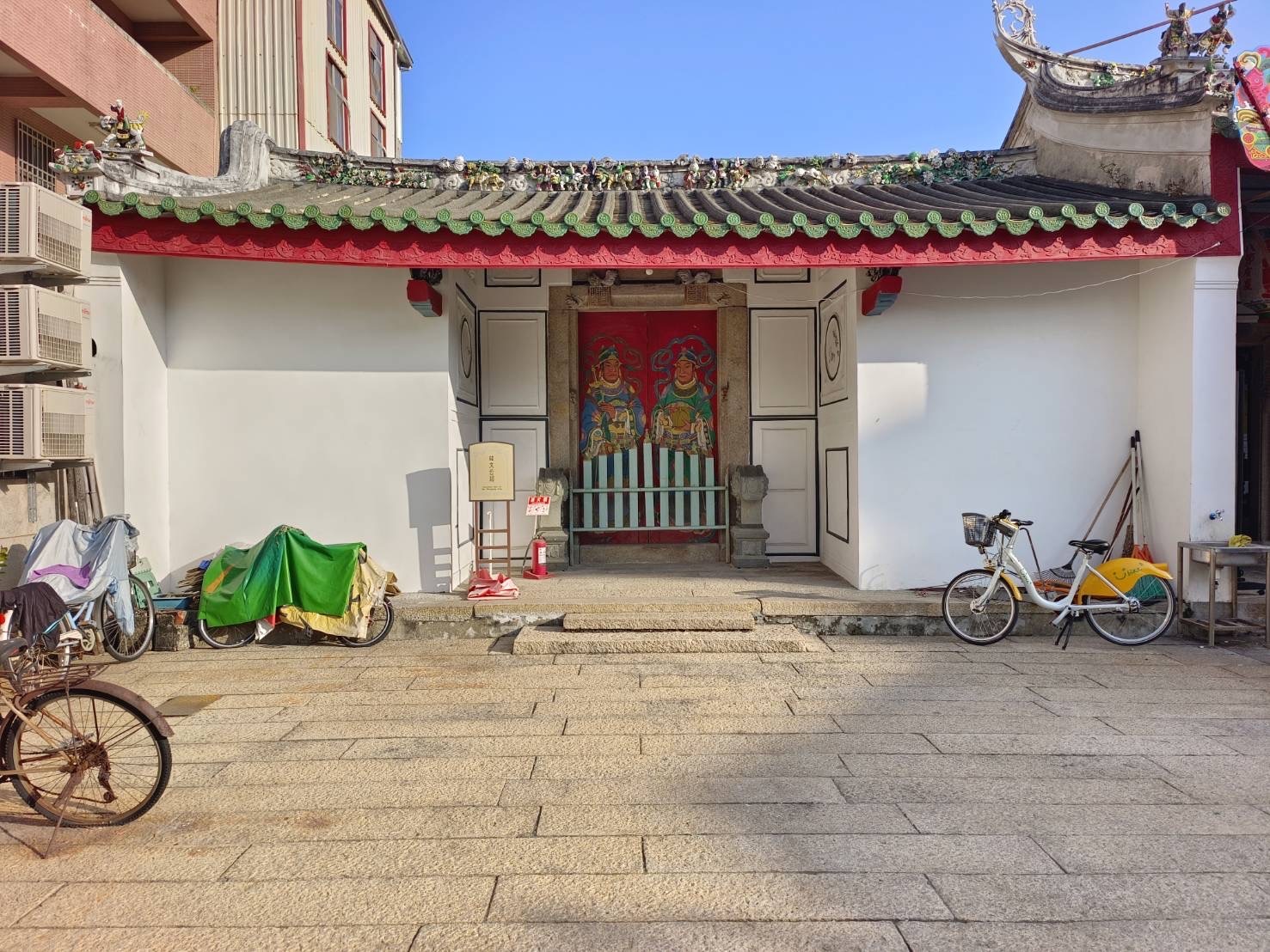 臺南三山國王廟為臺灣唯一完整保存潮州建築風格的廟宇，精緻大木作與青瓦灰梗屋頂展現獨特工藝