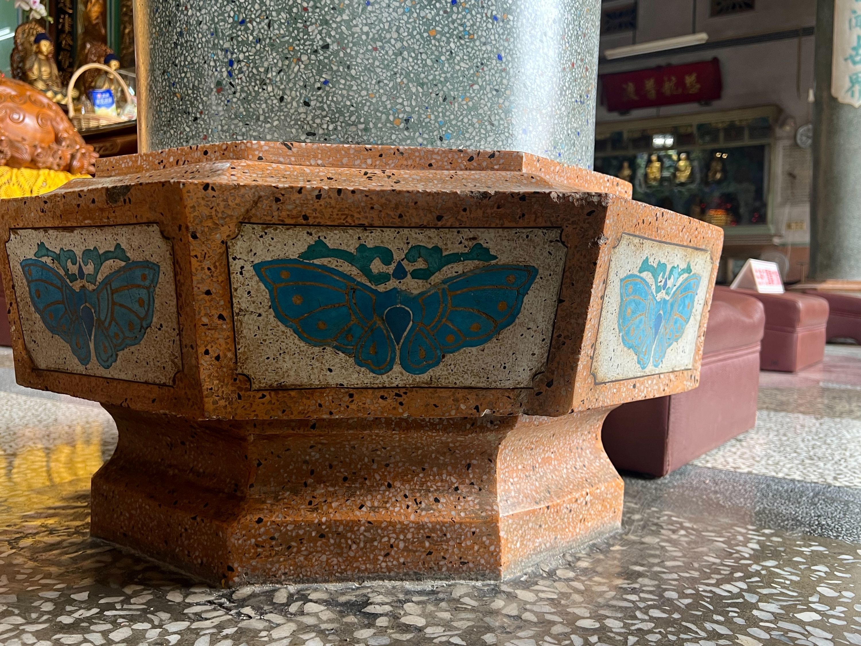 臺南大仙寺以獨特的彩色磨石子工法著稱，展現出精湛的工藝與豐富的藝術價值