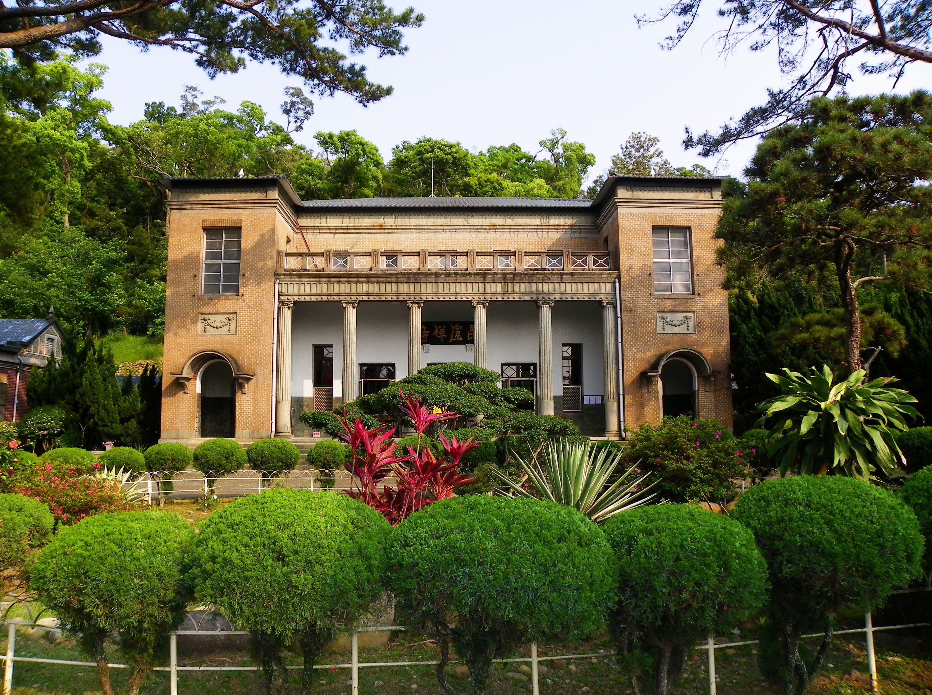 臺中毘盧禪寺大雄寶殿採巴洛克式設計，風格獨特