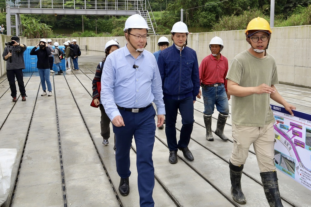 體育署鄭世忠署長（前排左）今（10）日前往宜蘭縣安農溪輕艇激流標桿競賽場地進行竣工前訪視。(教育部體育署提供)
