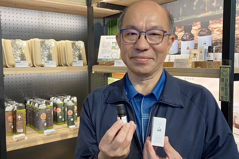 林業保育署臺東分署長吳昌祐表示，臺東分署與璞草園合作推出「紅石林道系列精油」，僅在關山米國學校加盟店獨賣。