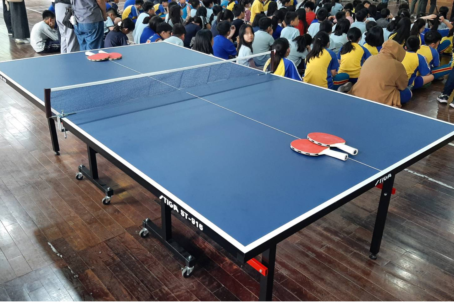 二林國小受贈的設備之一：球桌及球拍