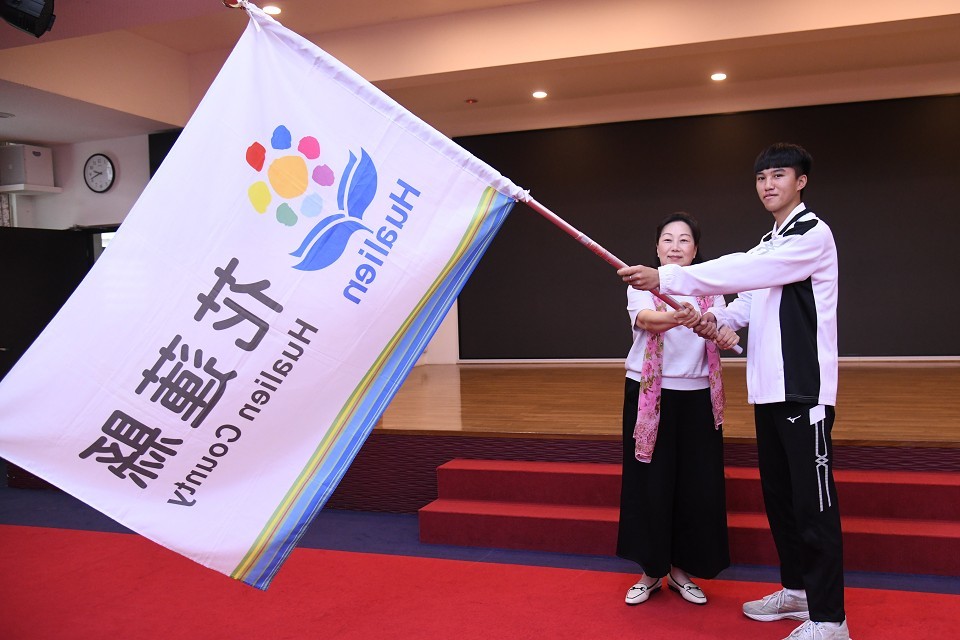 詹豪杰(右)自花蓮縣長手中接下花蓮縣旗