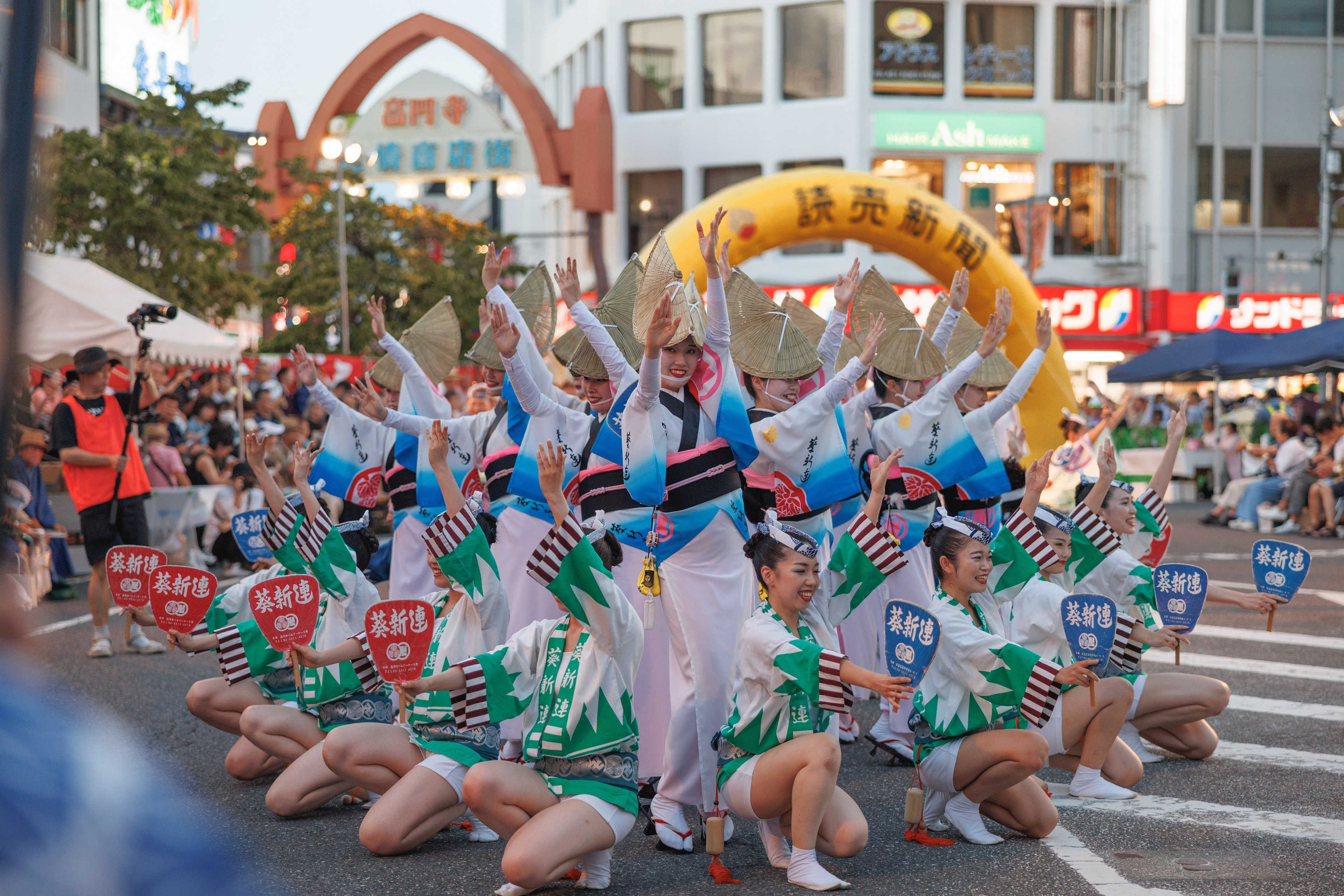 東京高圓寺阿波舞團首次到大稻埕踩街快閃演出
