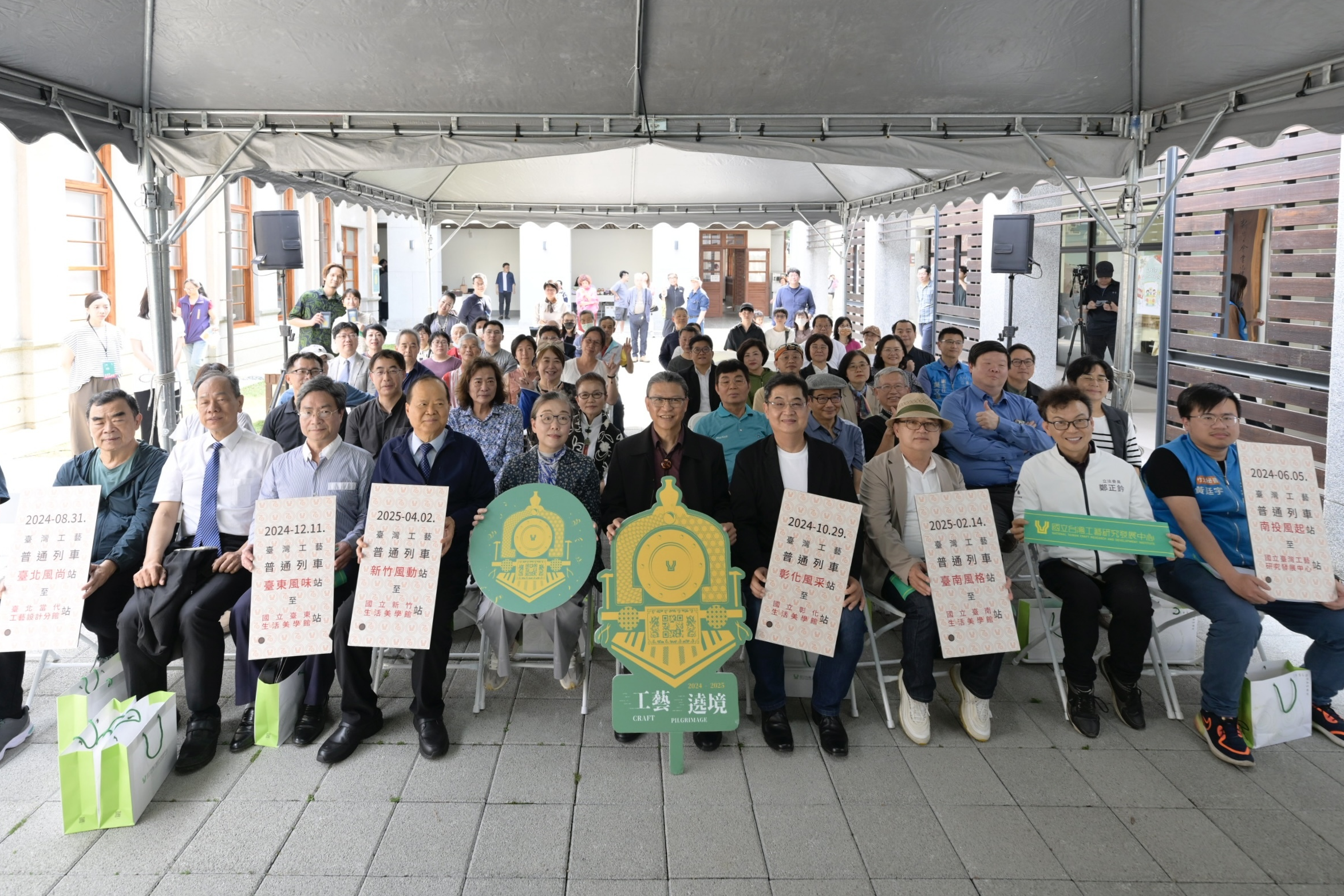 參與開幕式貴賓共同合影留念，邀請民眾一起放慢腳步，感受這些作品中潛藏的時間感、手作的溫度，每件作品皆如隨風起舞般，綻放溫潤的人文光彩 (文化部提供)