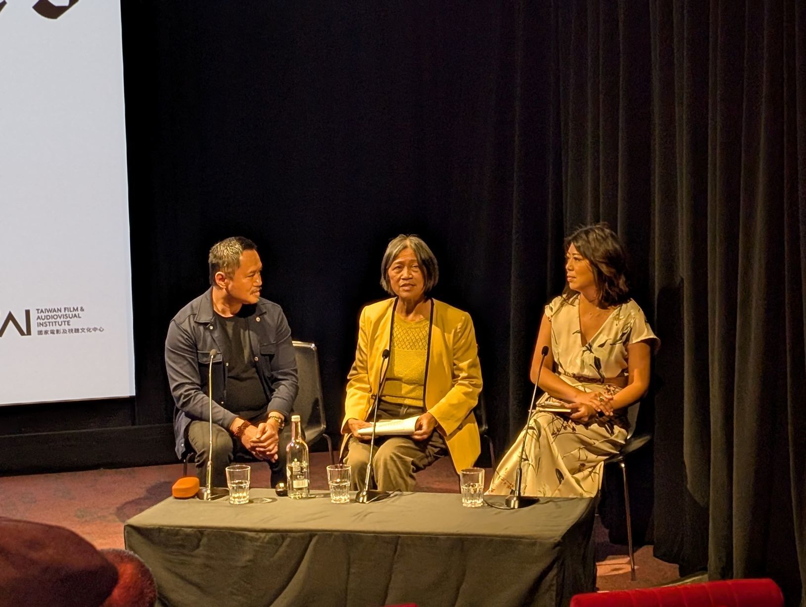導演黃玉珊（中）於座談會中回答觀眾提問（駐英國代表處文化組提供）