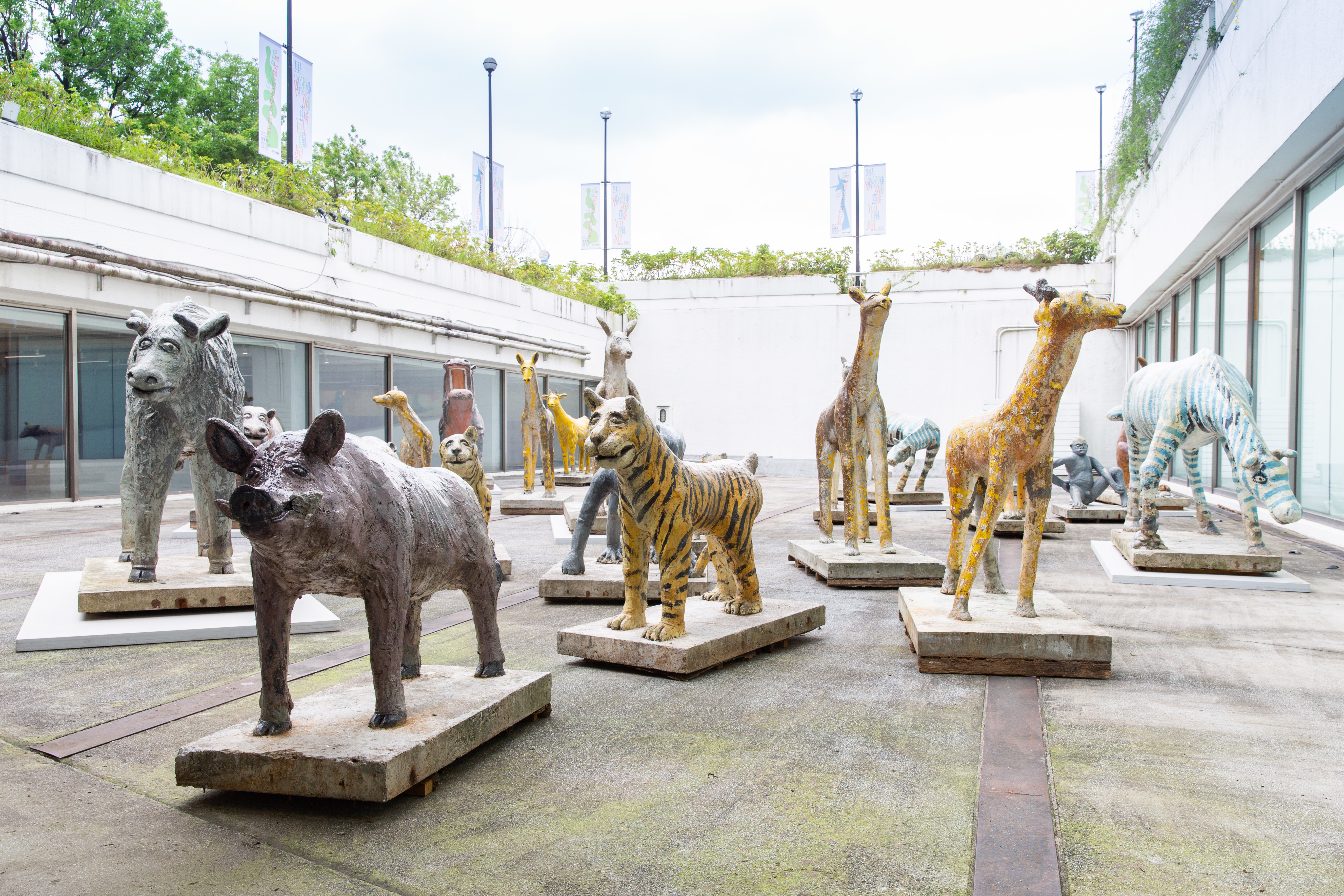 藝術家邱承宏《水泥動物園》重現1970、1980年代常見於臺灣校園的水泥動物塑像