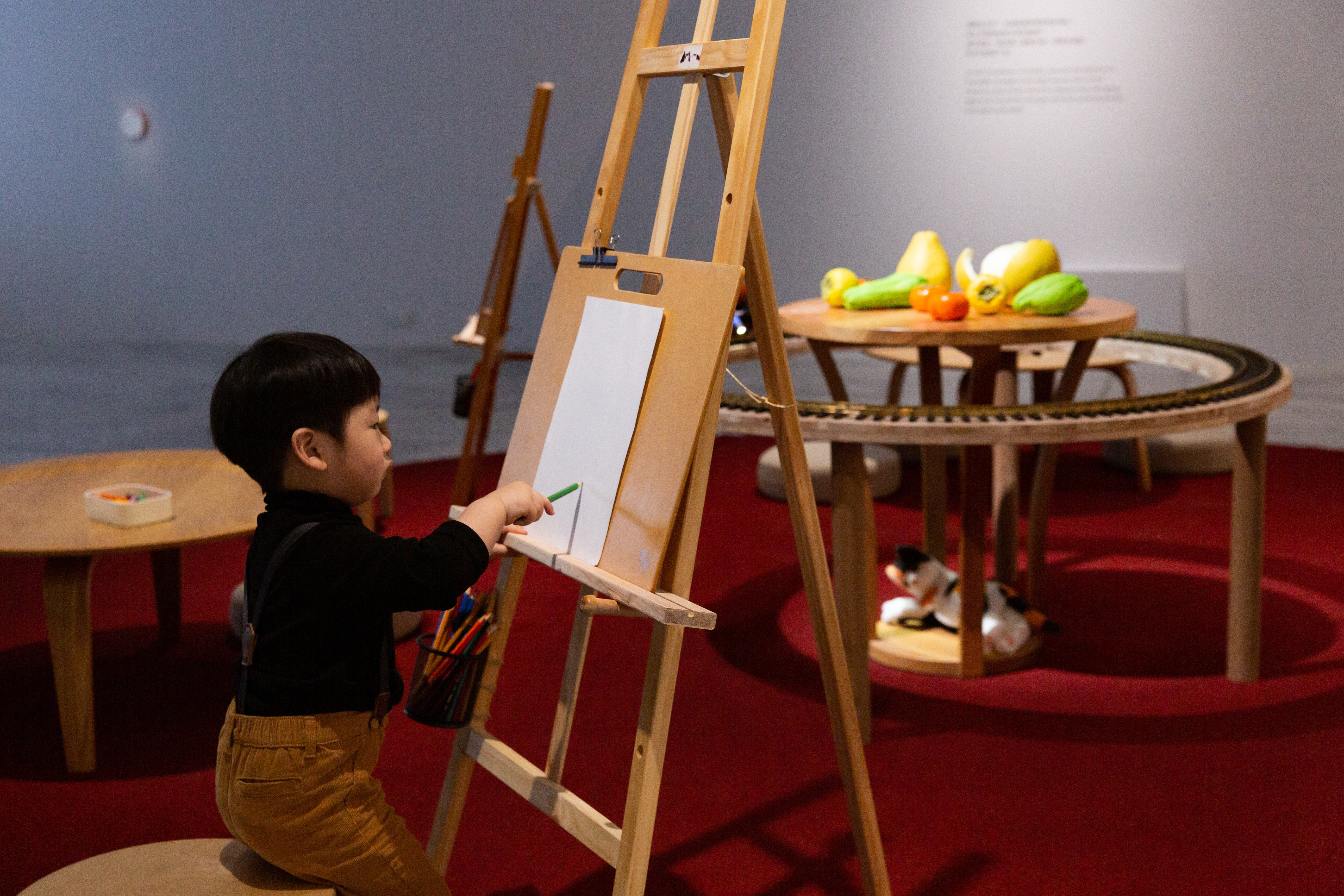 展覽現場還能讓孩童拿起畫筆繪畫