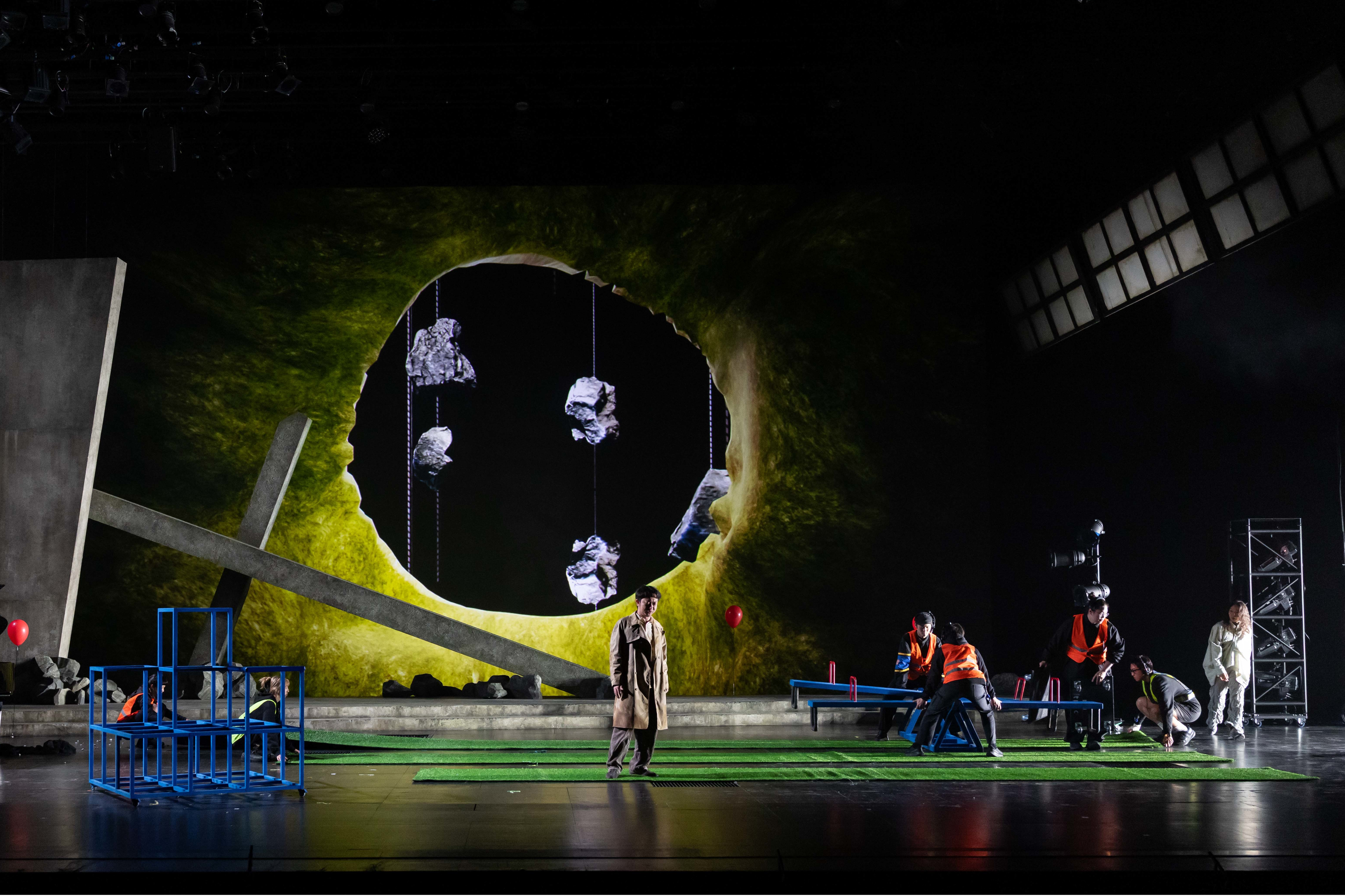 詩人鴻鴻視《末日前的冬之旅》為音樂意象劇場 ( 黑眼睛跨劇團提供 攝影林政億 )