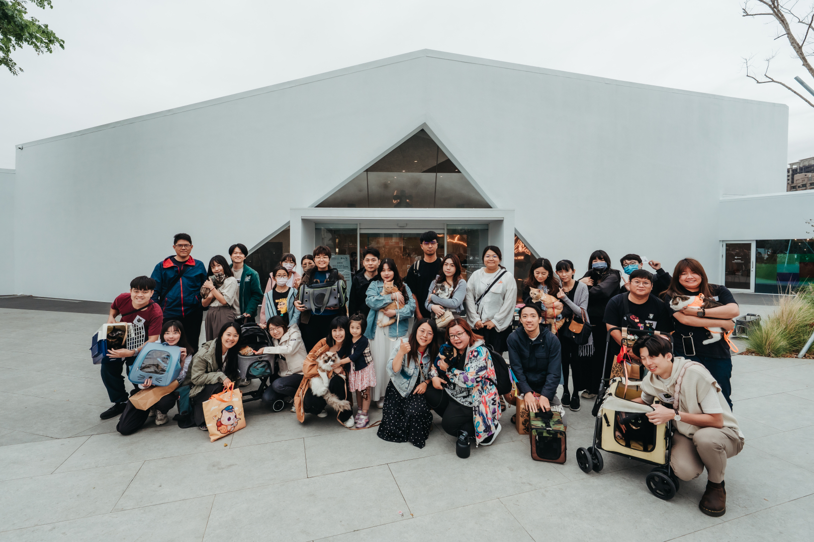 內惟藝術中心《喵的奇幻漂流》貓主限定場吸引18隻貓參加活動。(高美館提供)