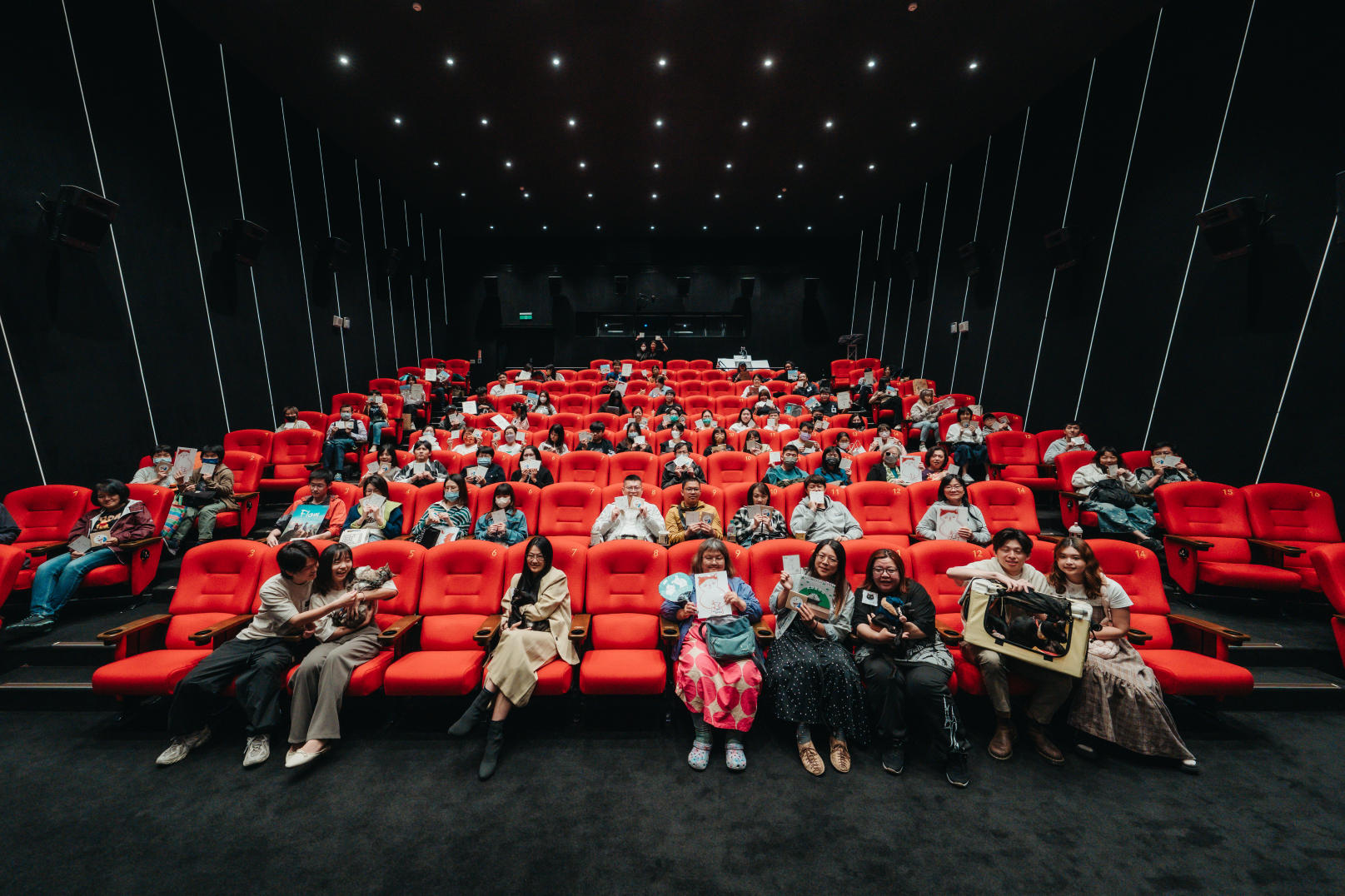 內惟藝術中心辦理《喵的奇幻漂流》貓主限定場，現場18隻貓主與觀眾一起看展看電影。(高美館提供)