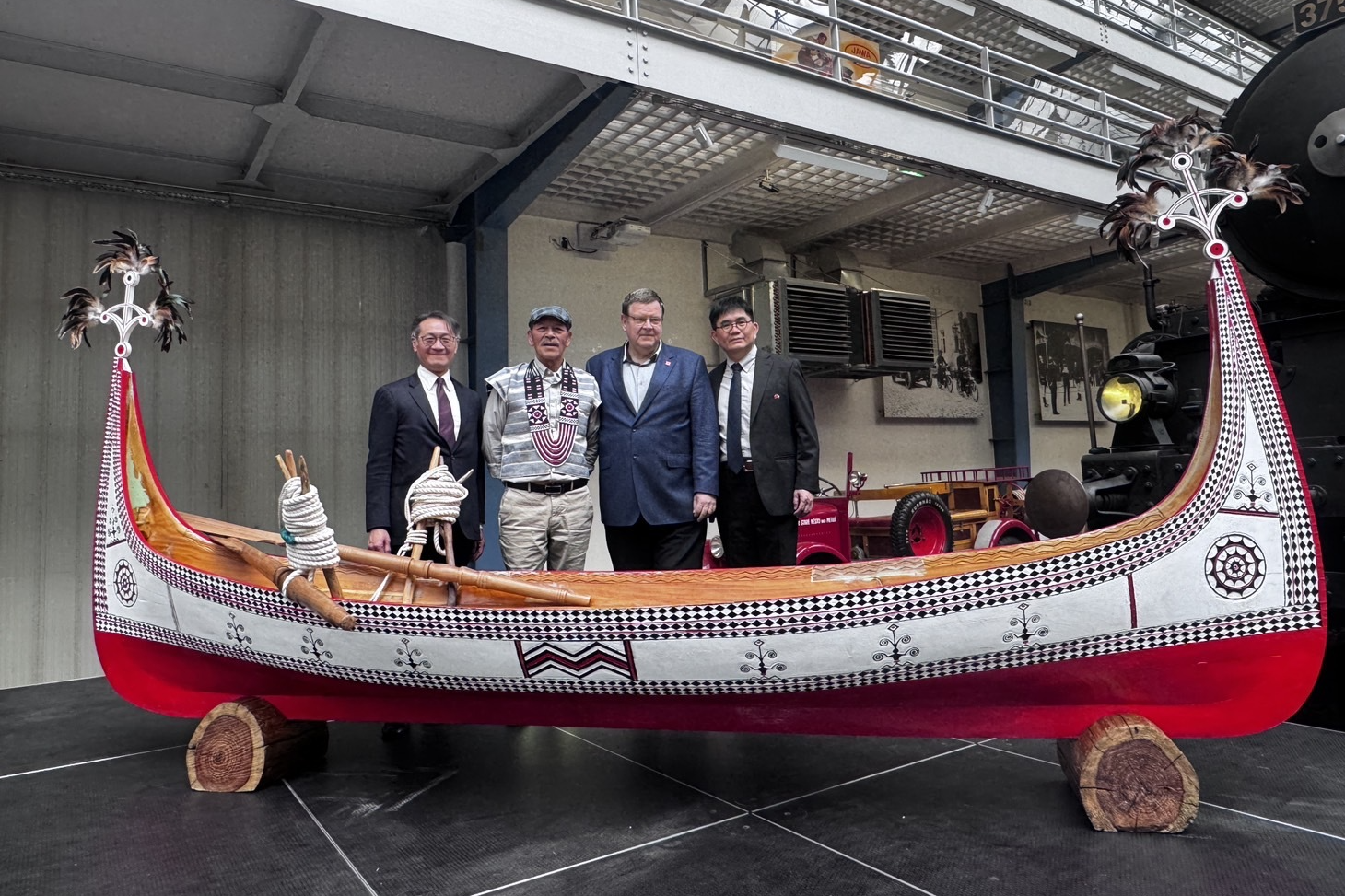 駐捷克大使柯良叡(左起)與臺博館館長陳登欽、捷克國家技術館館長Karel Ksandr 與製作「拼板舟」的雅美（達悟）族作家夏曼·藍波安老師在拼板舟合影，也為特展揭開序幕。(臺博館提供)