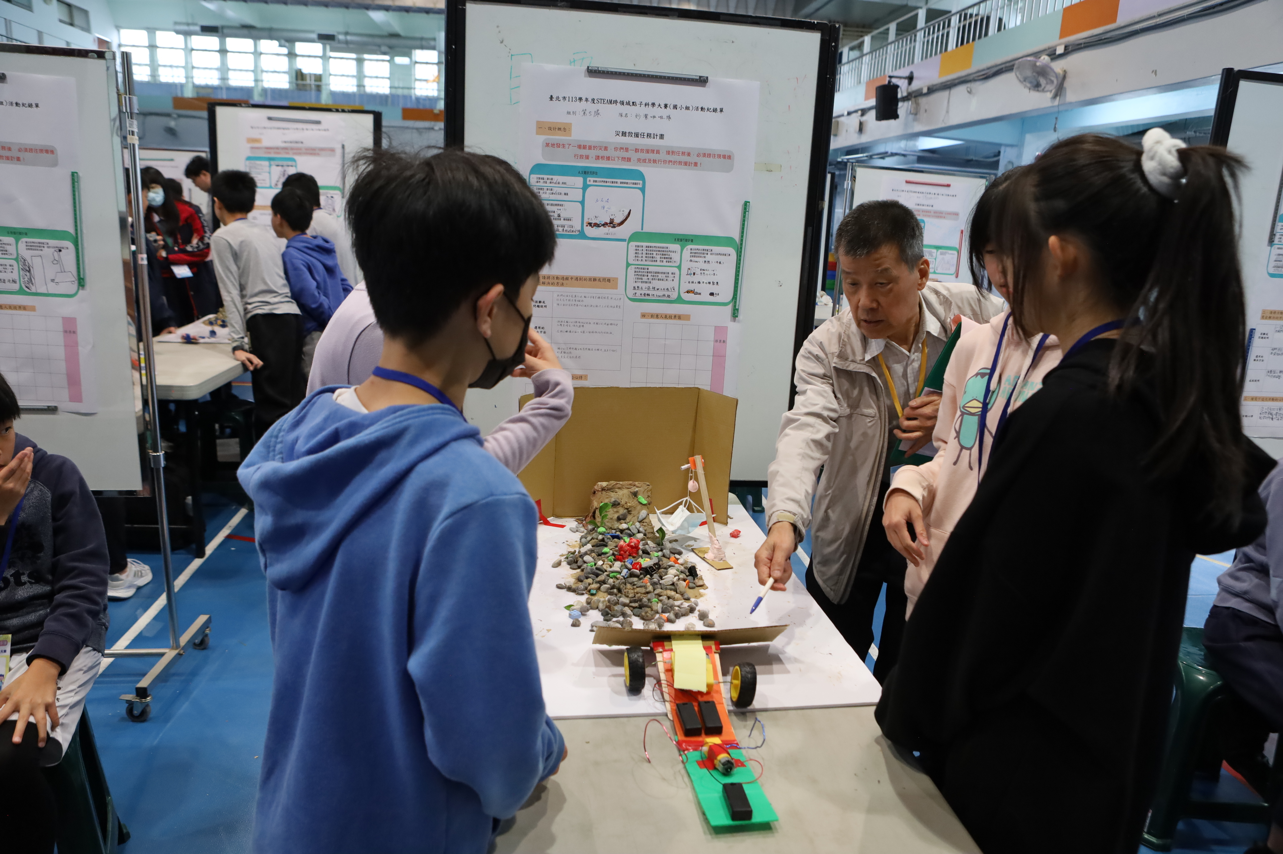 參賽團隊解說作品設計，並回答評審委員的提問